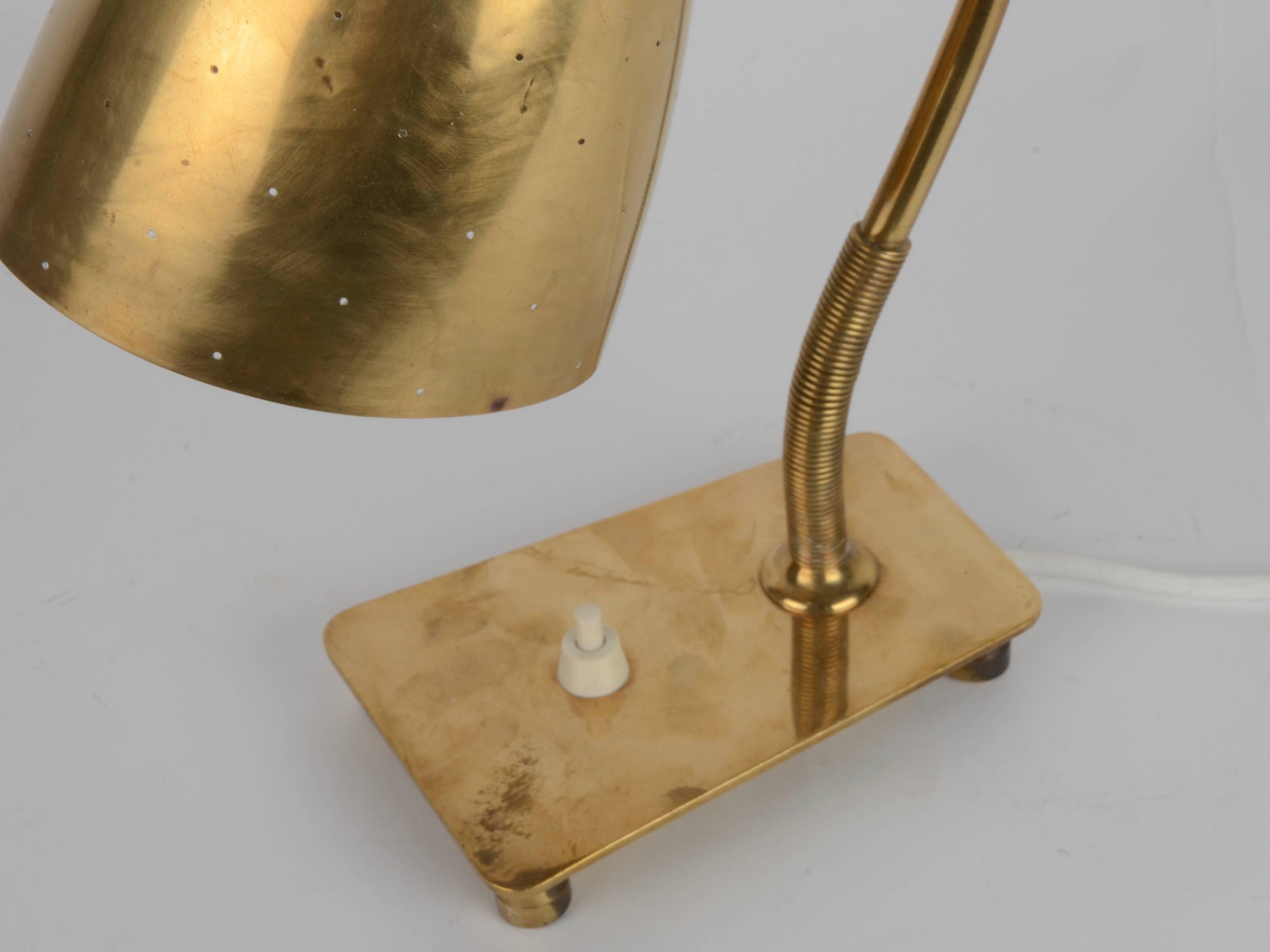 Table Lamp Brass Modell EV 54 by Itsu, Finland, Mid-1900s In Good Condition For Sale In Stockholm, SE