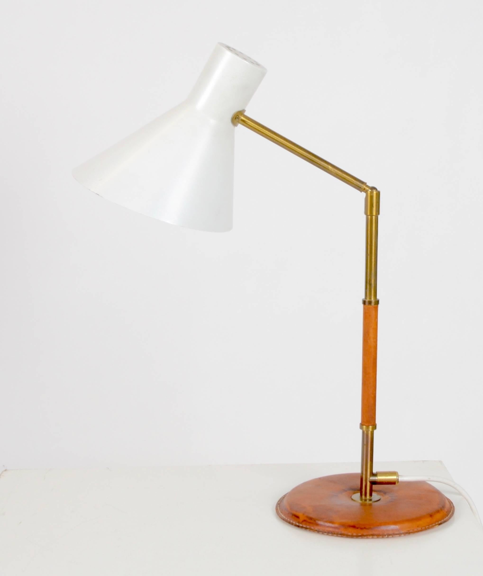 Ateljé Lyktan Table Lamp, Leather Base, Sweden, Mid-1900s In Good Condition For Sale In Stockholm, SE