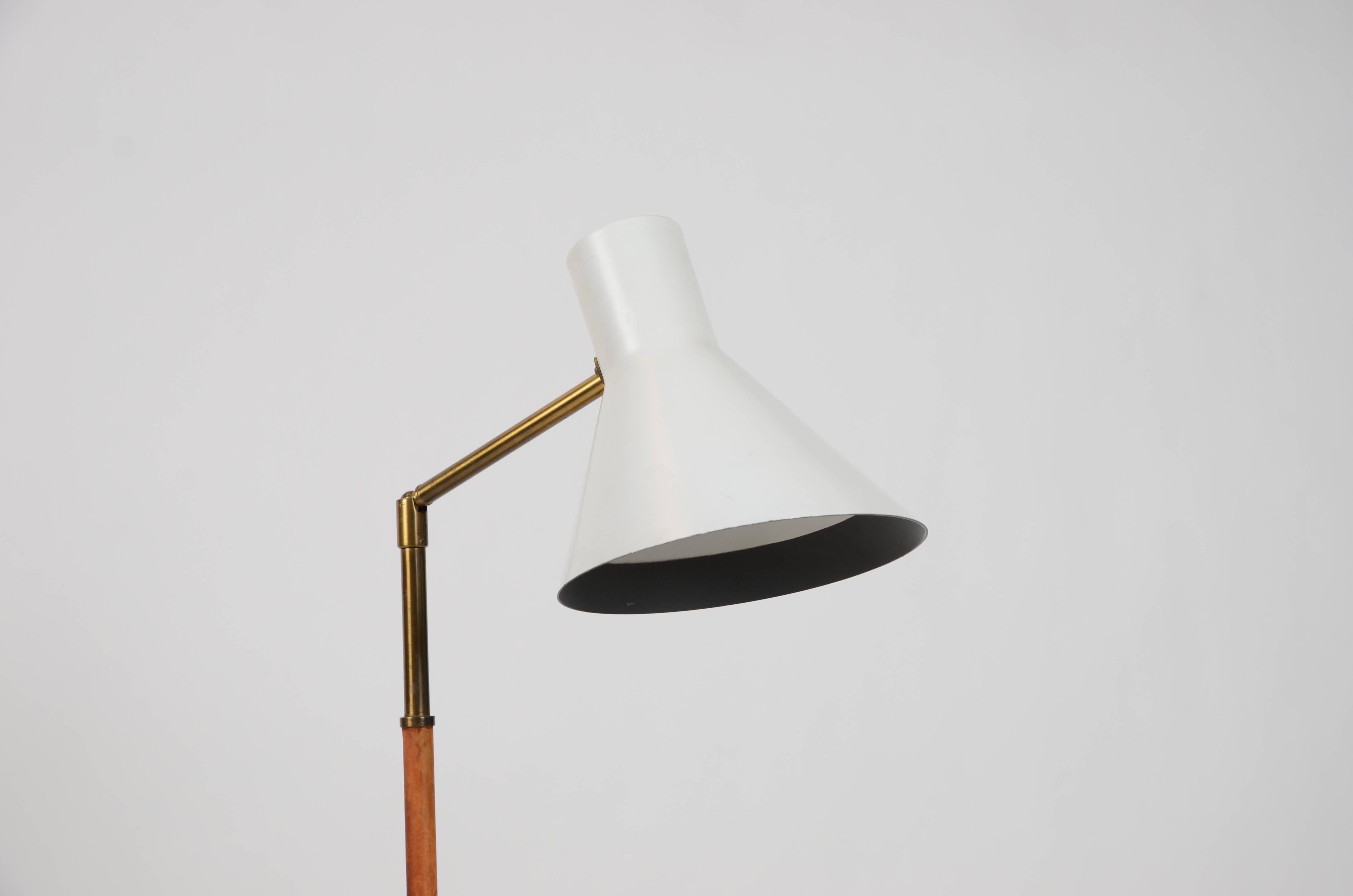 Ateljé Lyktan Table Lamp, Leather Base, Sweden, Mid-1900s For Sale 1