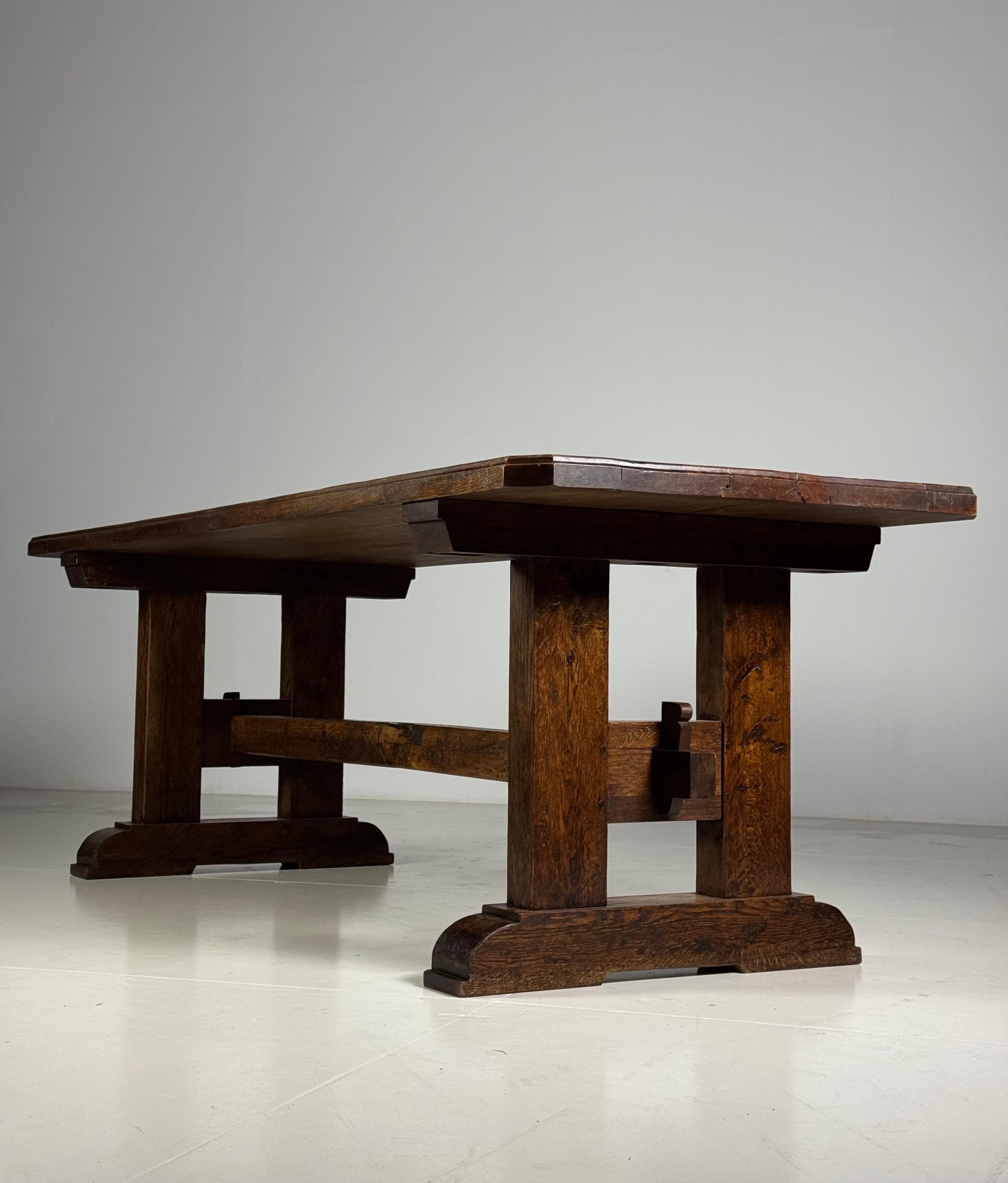 Belle table de monastère belge. Fabriqué en chêne massif. Belle couleur et patine.
En très bon état.

La table est démontable

Dimensions : 230L x 88W x 78H