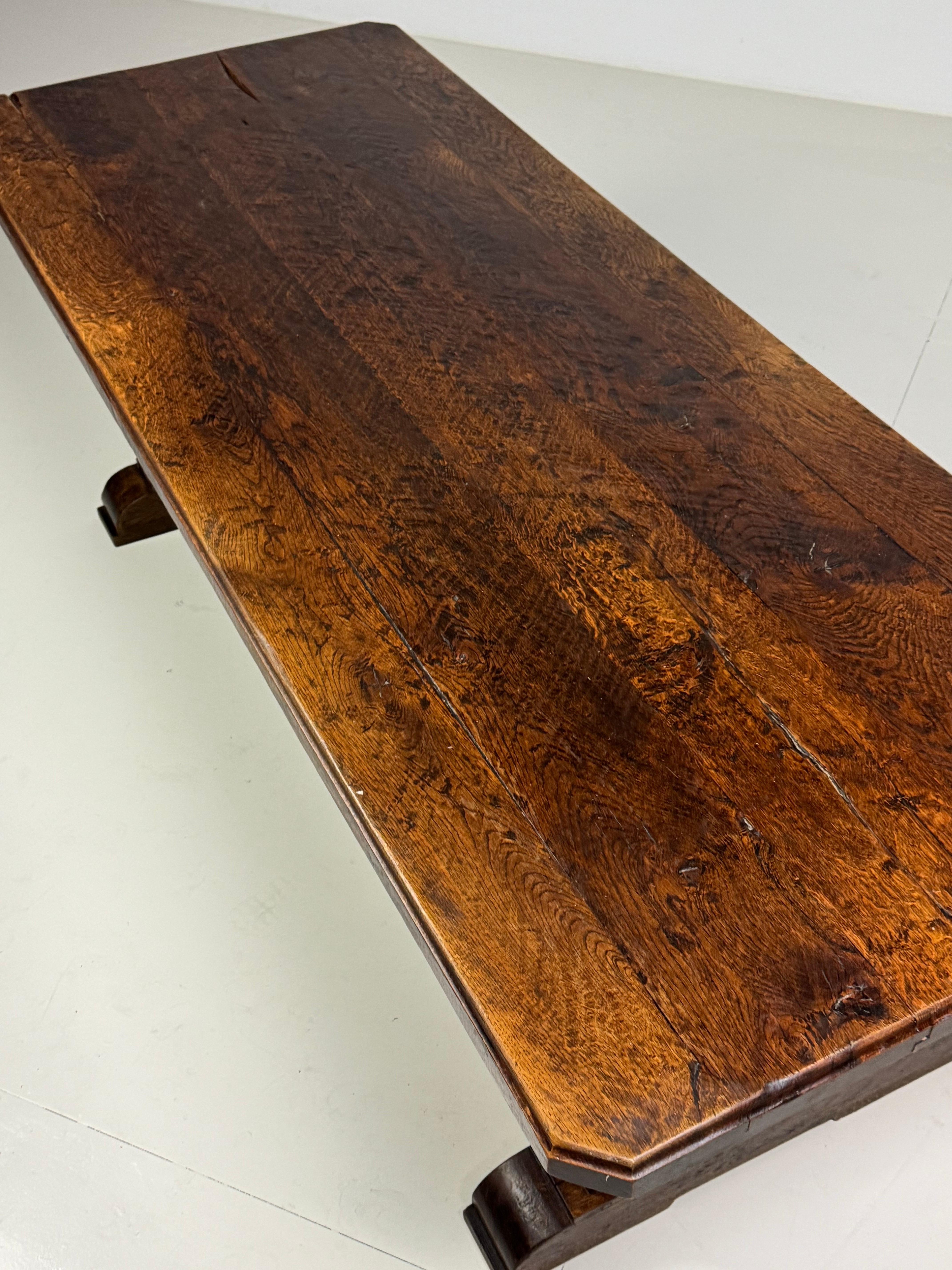 Milieu du XXe siècle Table monastère belge chêne 230cm en vente