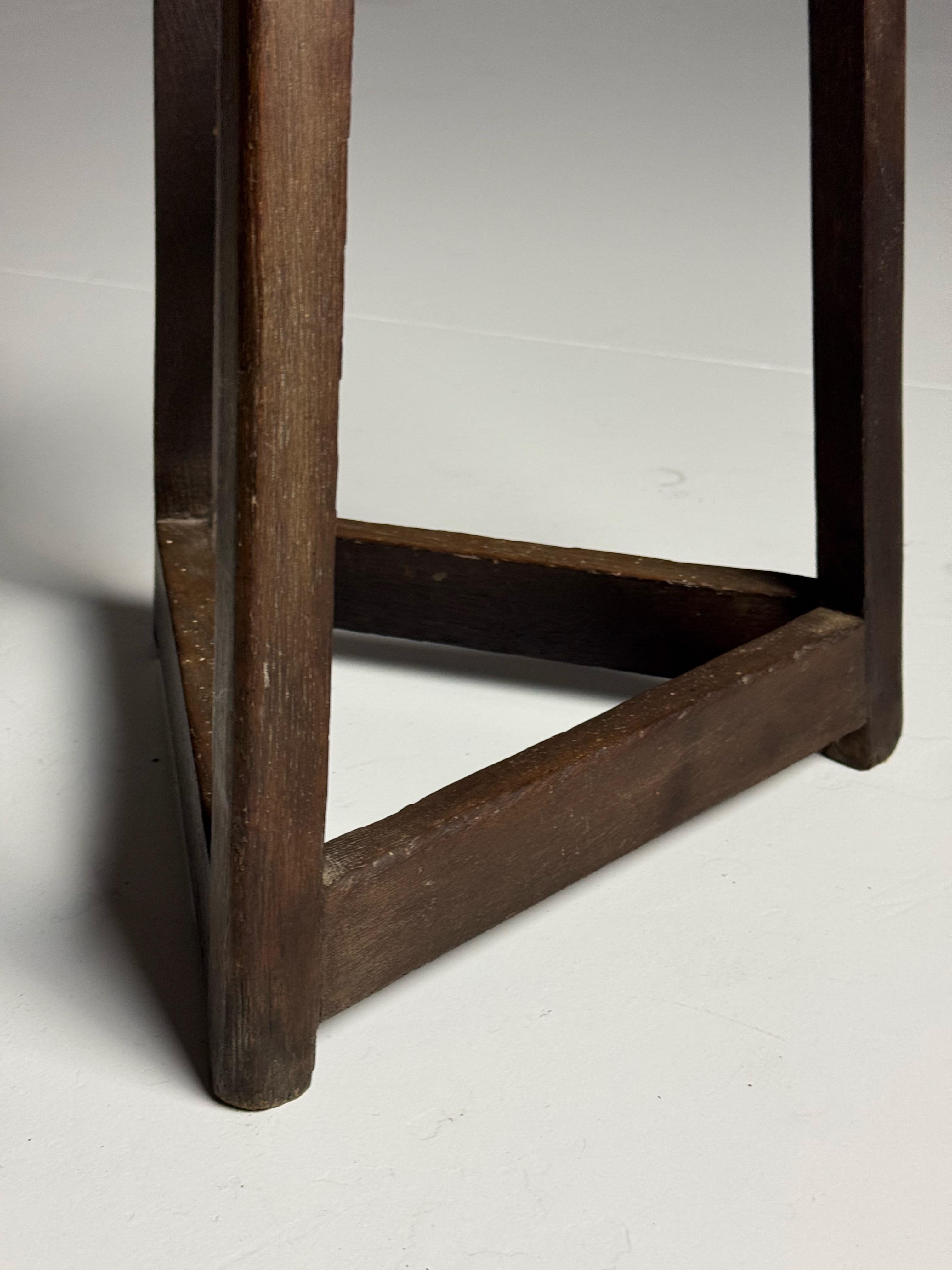 Particularly beautiful Sculptor Stand / Column / Pied de Stalle. Made of solid oak. Originating from France. Ca. 1900.

May have originally had a turntable on it.

Dimensions: 72H x 32ø