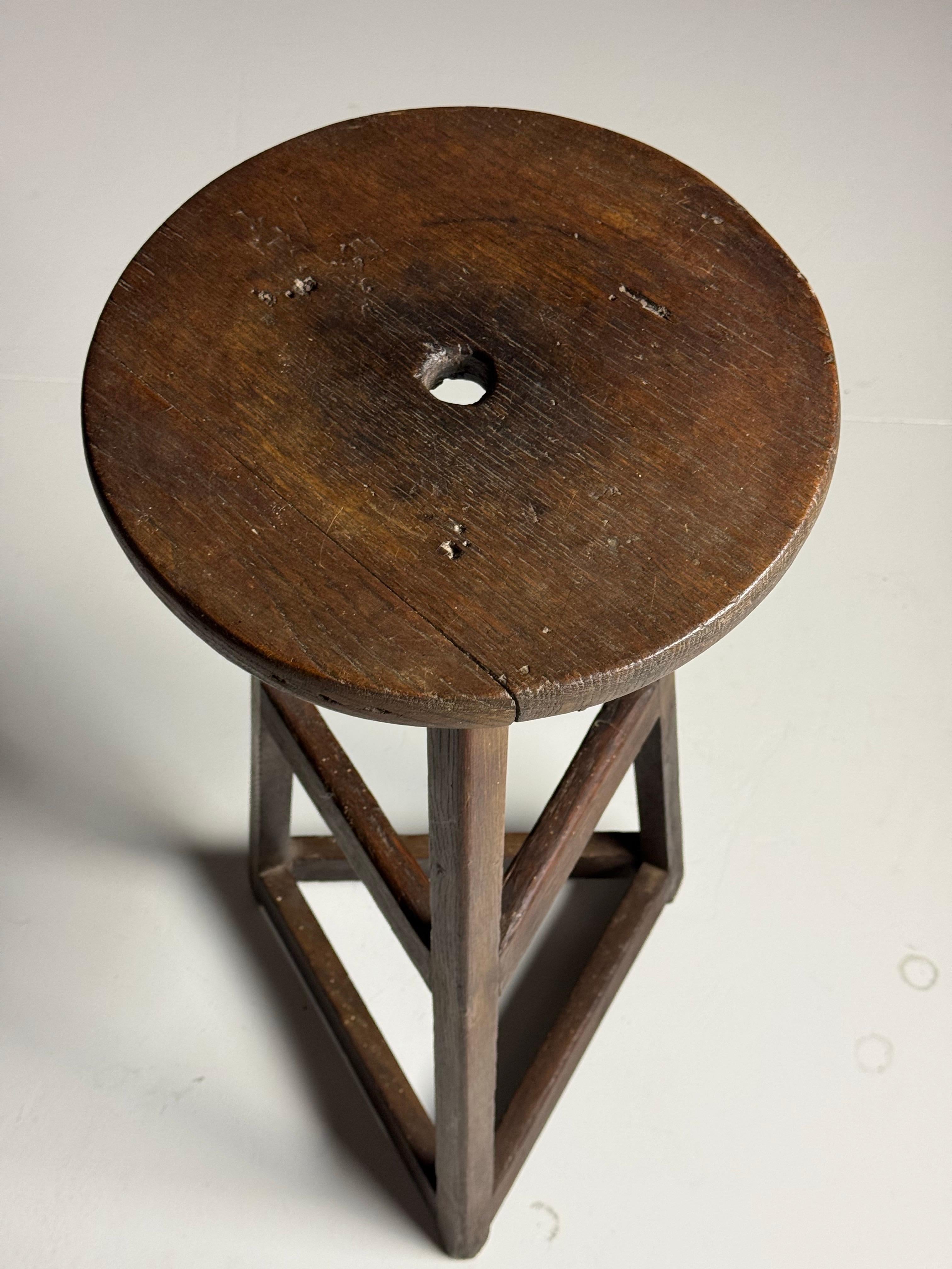 Sculptor Stand Oak ca. 1900 For Sale 4