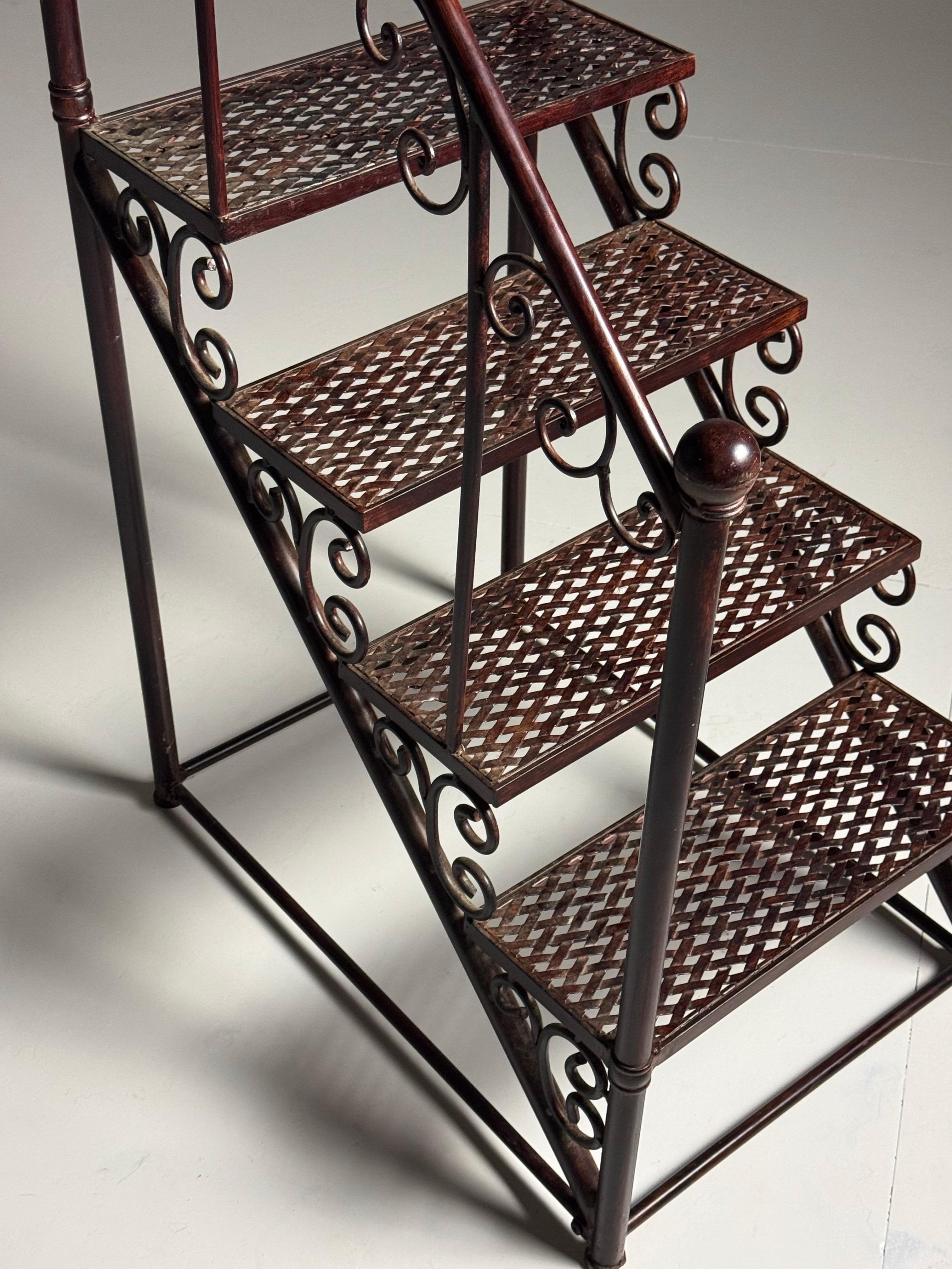 Scale della biblioteca / Scale. Fine del XX secolo, in metallo patinato. Colore rosso-marrone. Molto solido e robusto.

Dimensioni: 152H x 74L x 53W