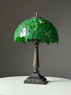 Tiffany-style table lamp, green