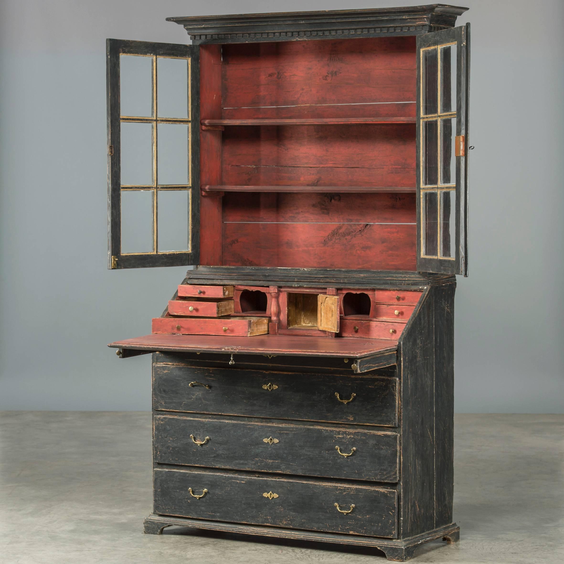 Bureau made in pine. Upper part with a pair of glass doors. Gustavian style. Black outside and pompei red color inside. Charming patina.
Sweden 1820-1830.