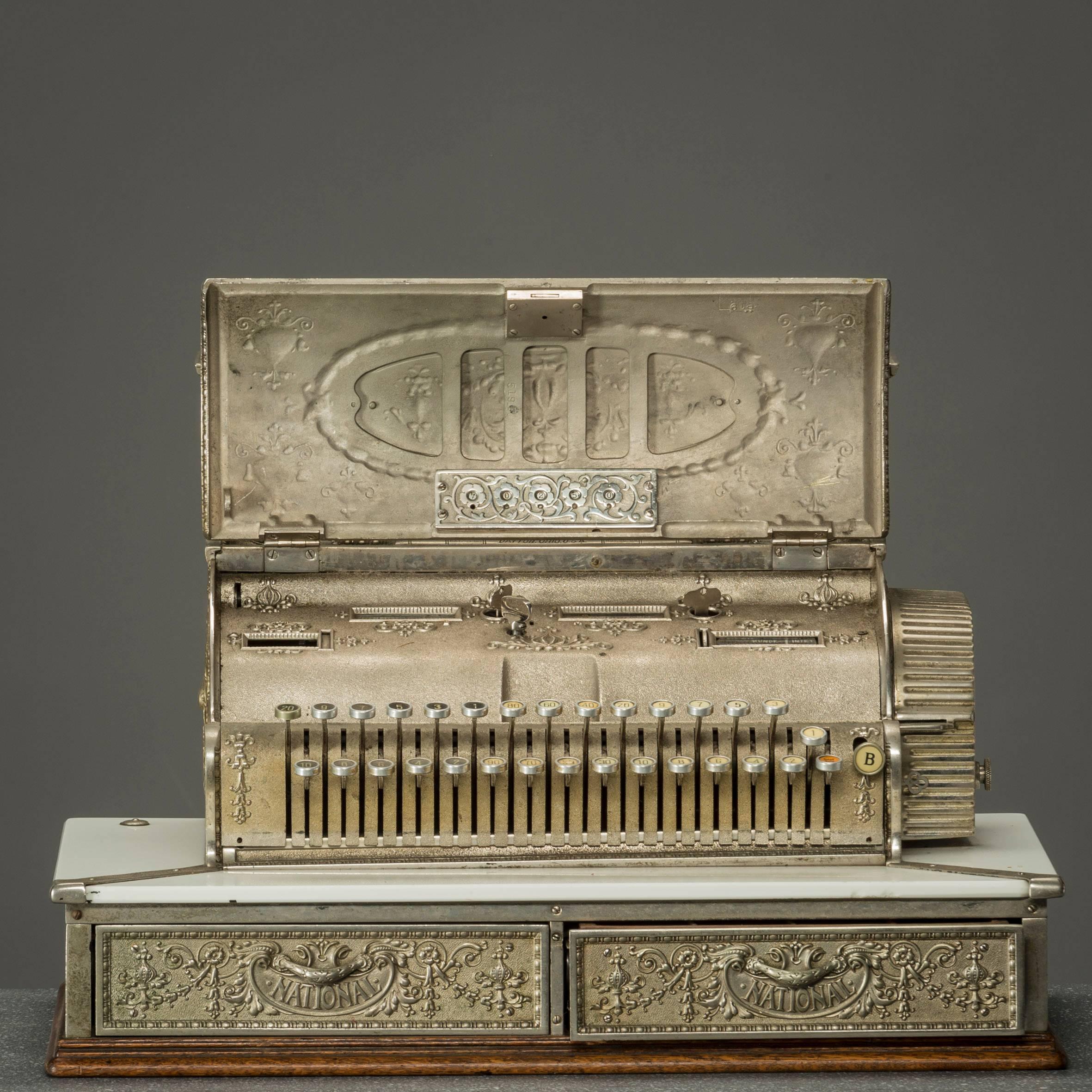 Cash register in nickel-plated chased brass with white marble edge. “National”, Dayton Ohio, USA, 1880-1910.
A very decorative object.

It works, but 100% functionality is not guaranteed