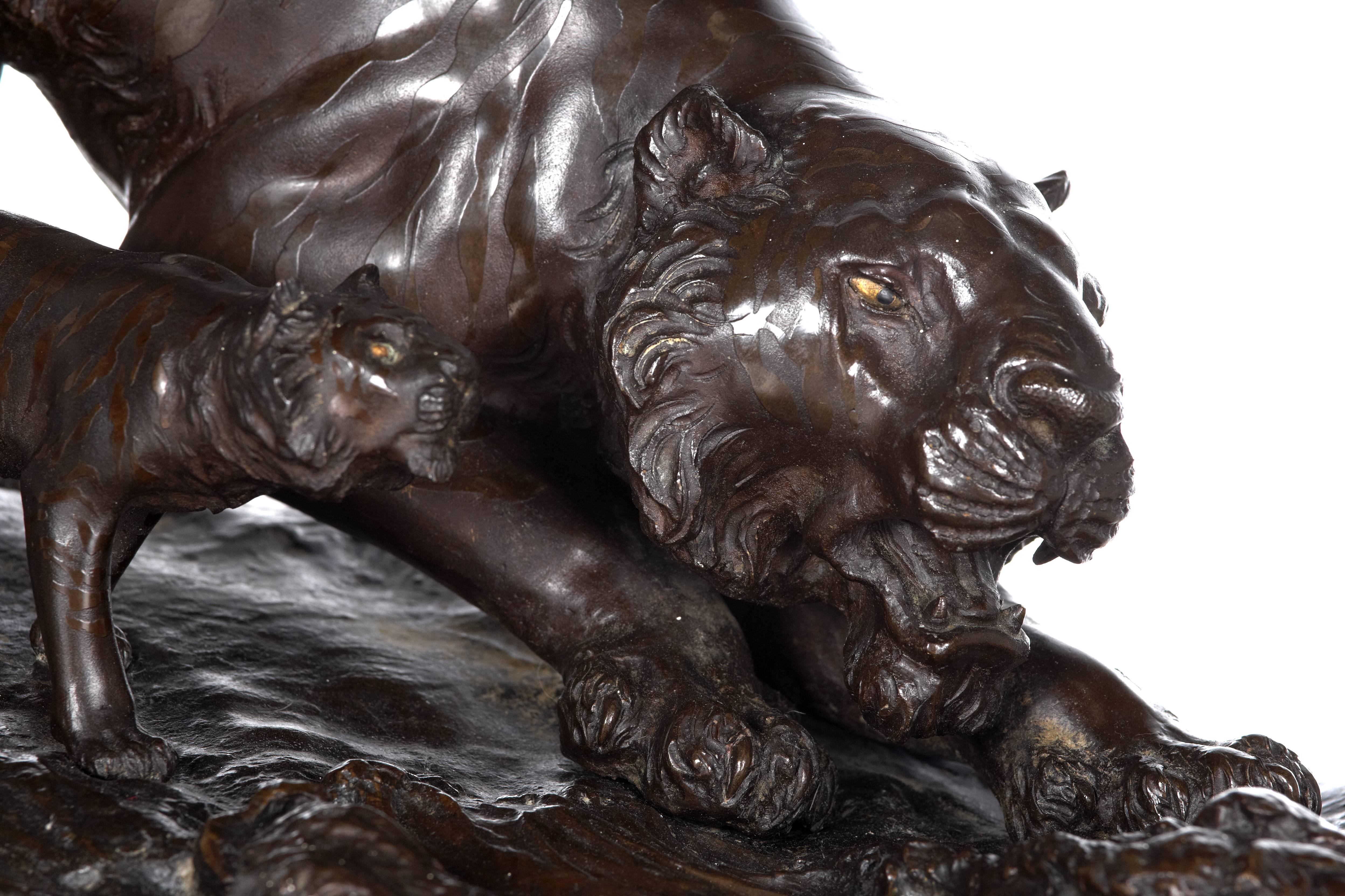 Bronze sculpture, tiger with cub, in patinated bronze on a base of hardwood. Japan, Meiji period 1868-1912.
Signed.
Great quality.
 
(In addition, the height of the base is 5.5 cm).