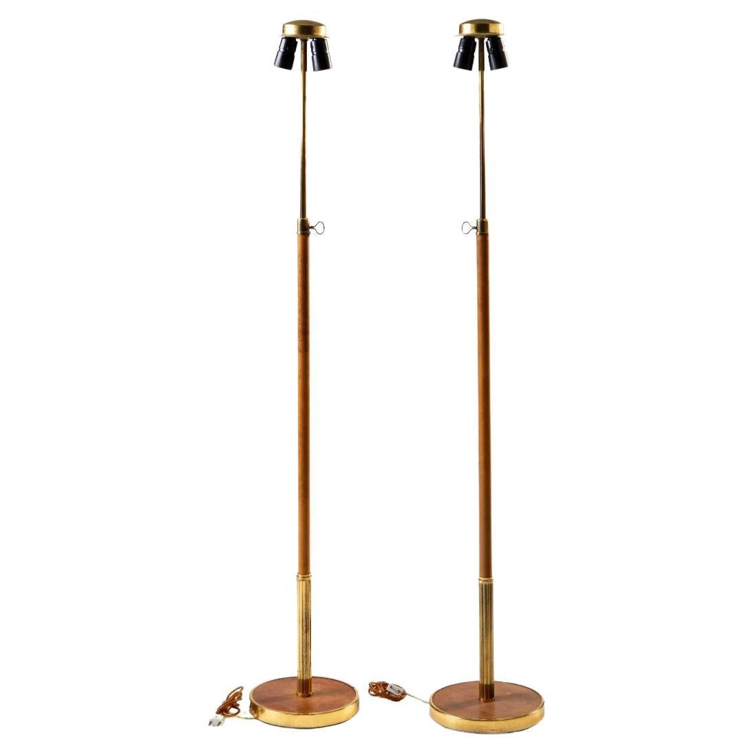 Paire de lampadaires réglables danois du milieu du siècle en laiton et cuir en vente
