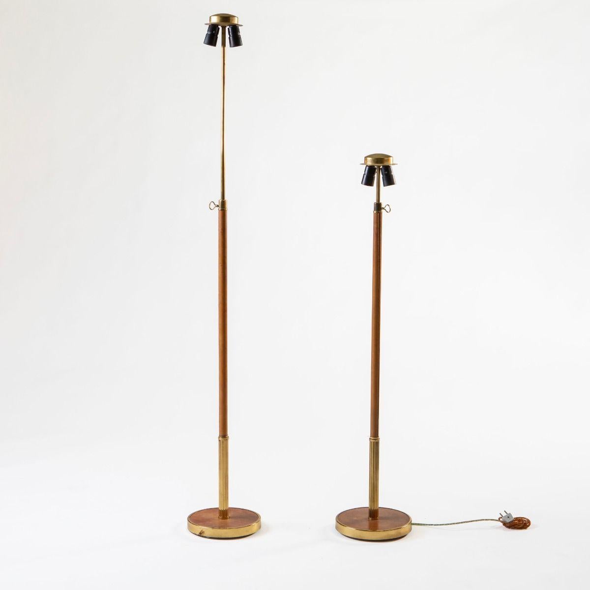 Moderne Paire de lampadaires réglables danois du milieu du siècle en laiton et cuir en vente