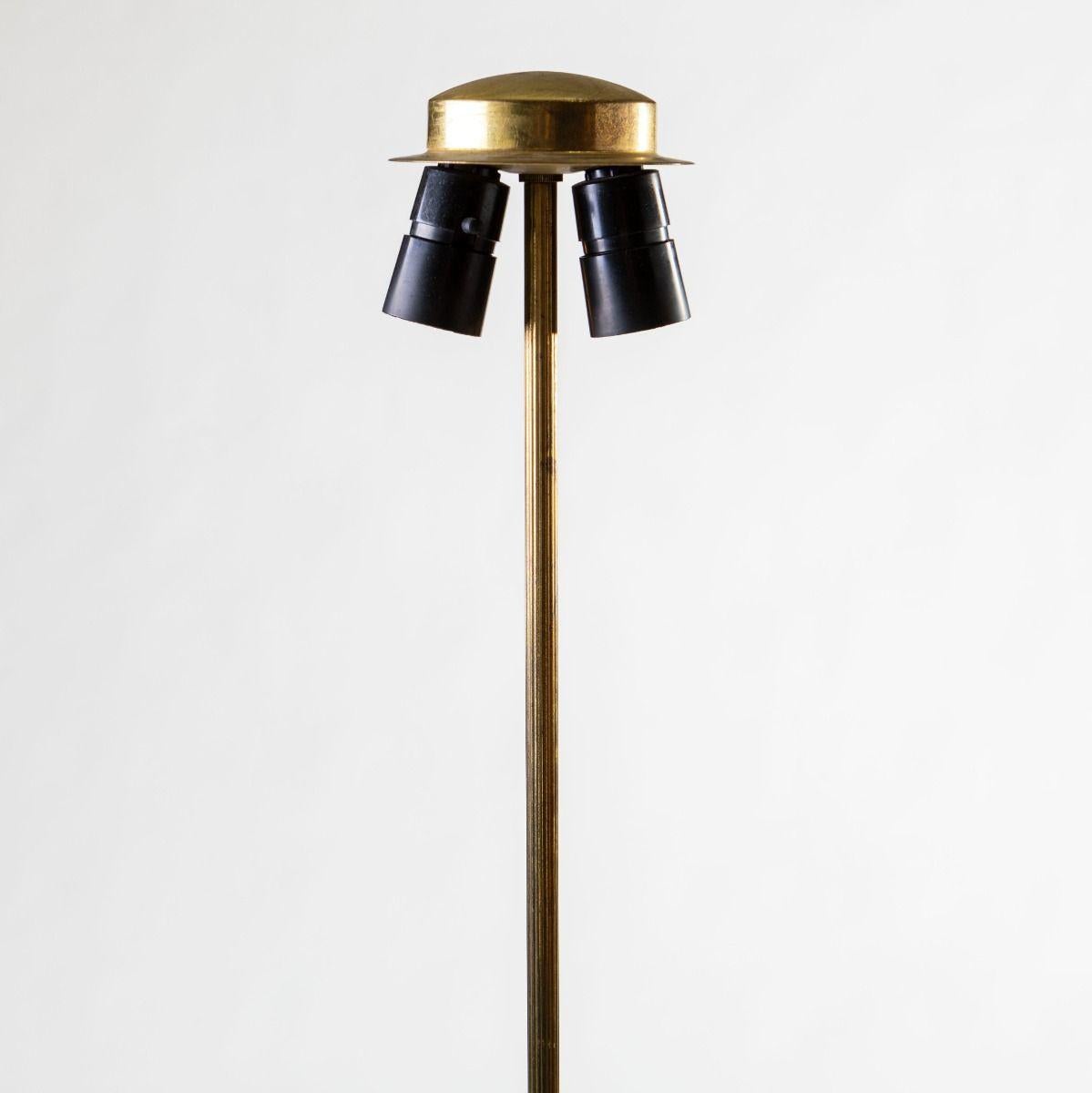 Paire de lampadaires réglables danois du milieu du siècle en laiton et cuir Bon état - En vente à Kastrup, DK