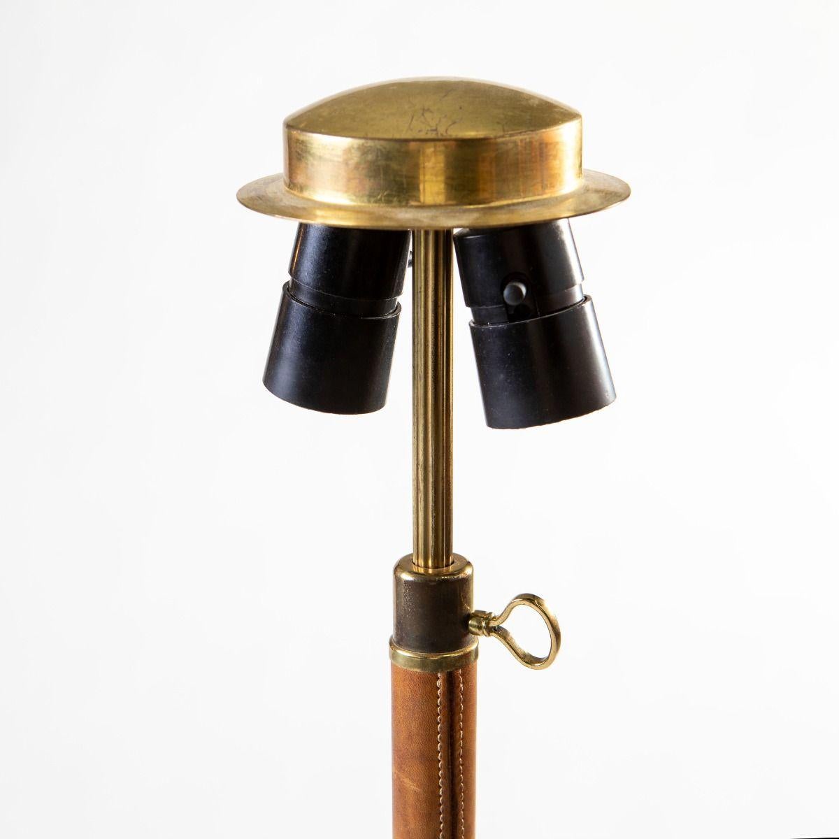 Paire de lampadaires réglables danois du milieu du siècle en laiton et cuir en vente 2