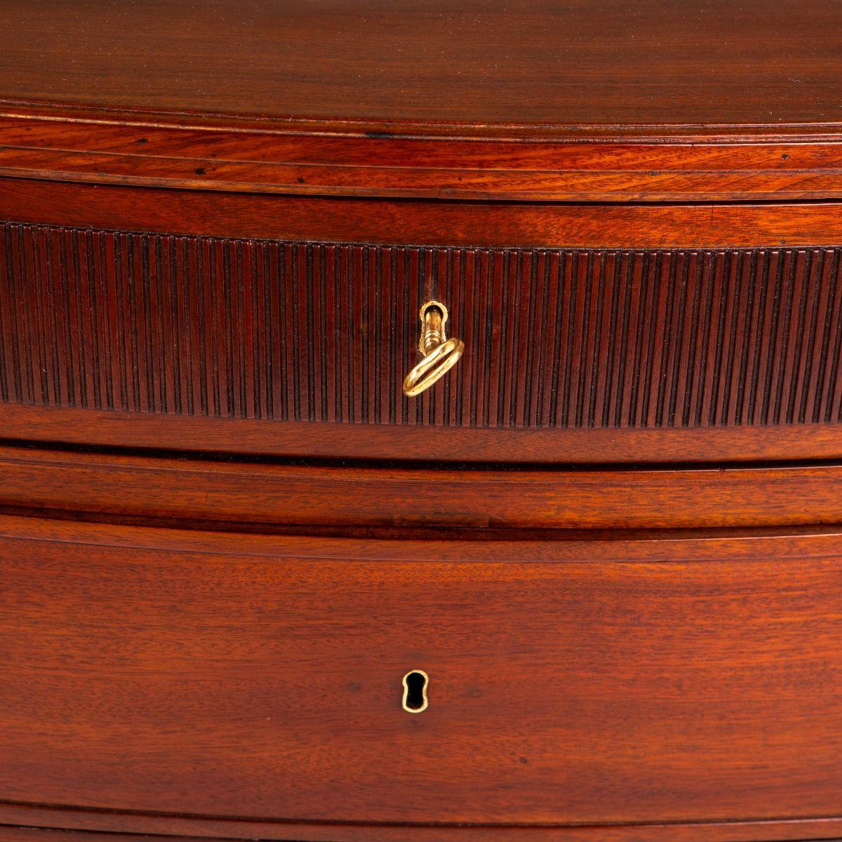 Elegante cassapanca danese Luigi XVI in mogano in vendita 1