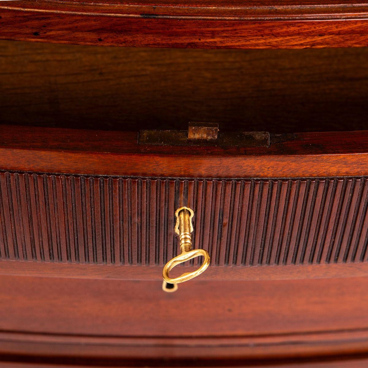 Elegante cassapanca danese Luigi XVI in mogano in vendita 3