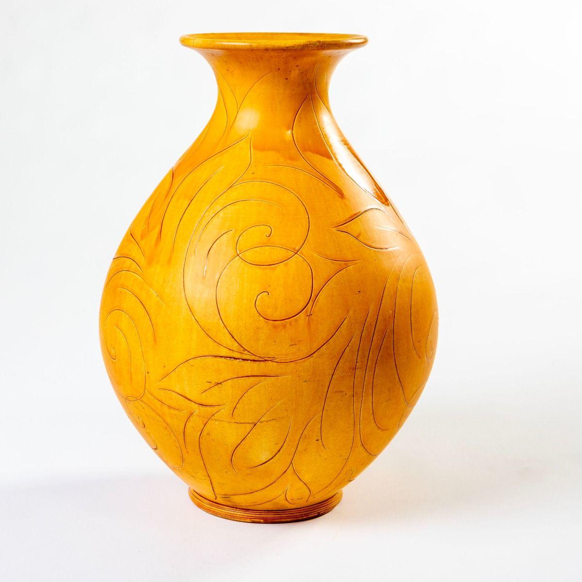 Grand vase en céramique conçu par l'artiste danois Svend Hammershøi (1873-1948), produit dans le célèbre atelier Kähler au Danemark vers 1920-30.
Le vase présente une forme bulbeuse avec un pied étroit et un large bord évasé. Sa surface est décorée