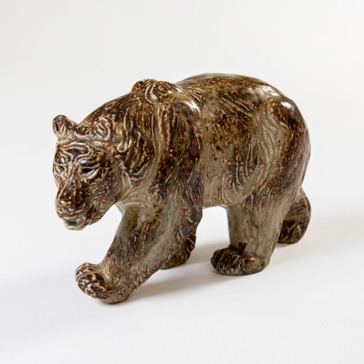 Knud Kyhn per Royal Copenhagen.

Grande orso in gres con smalto classico marrone e grigio Sung An.
Prima qualità. Firmato con monogramma e numero di modello 21750 (o forse 21756, dato che la marcatura è difficile da leggere).

Danimarca, anni '50