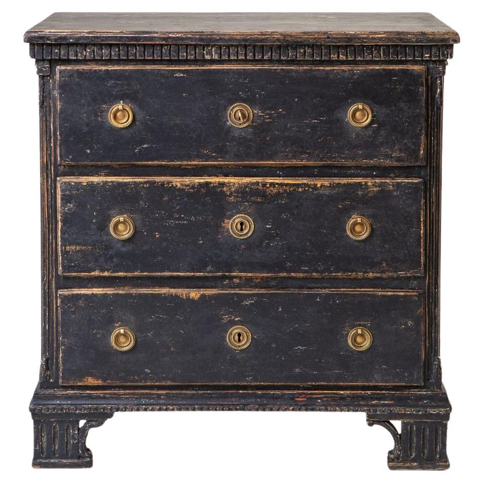 Commode danoise en pin de style gustavien (Louis XVI) avec ferrures en laiton d'origine en vente