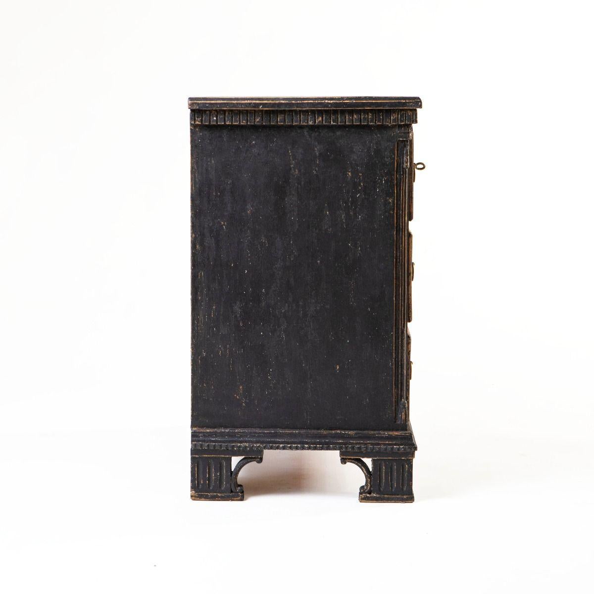 Danois Commode danoise en pin de style gustavien (Louis XVI) avec ferrures en laiton d'origine en vente
