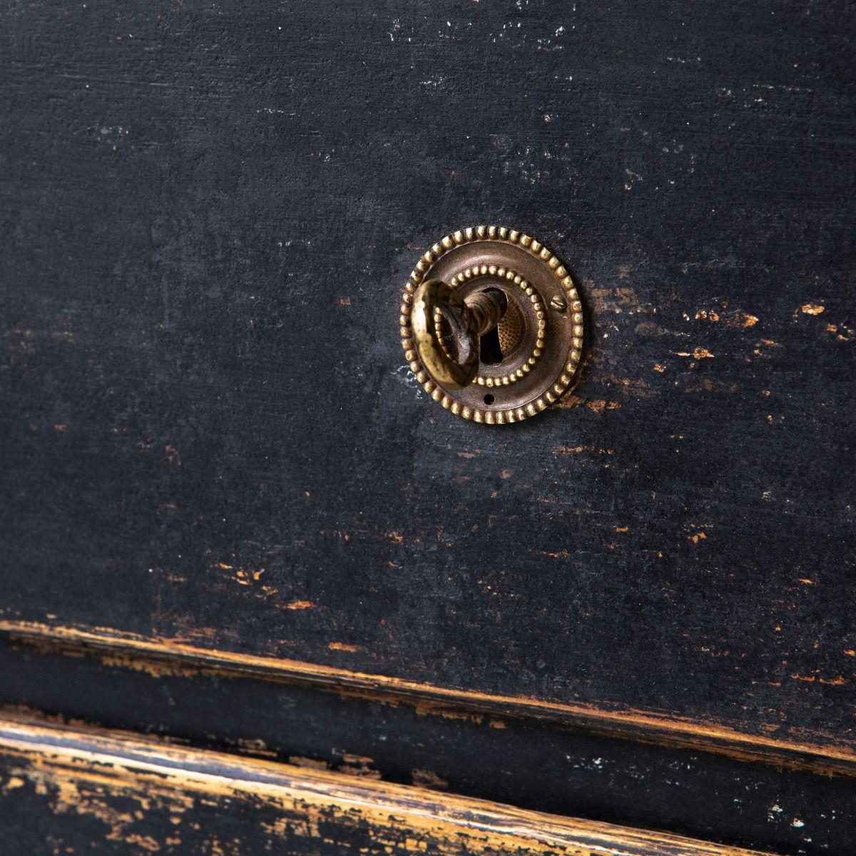 XVIIIe siècle Commode danoise en pin de style gustavien (Louis XVI) avec ferrures en laiton d'origine en vente