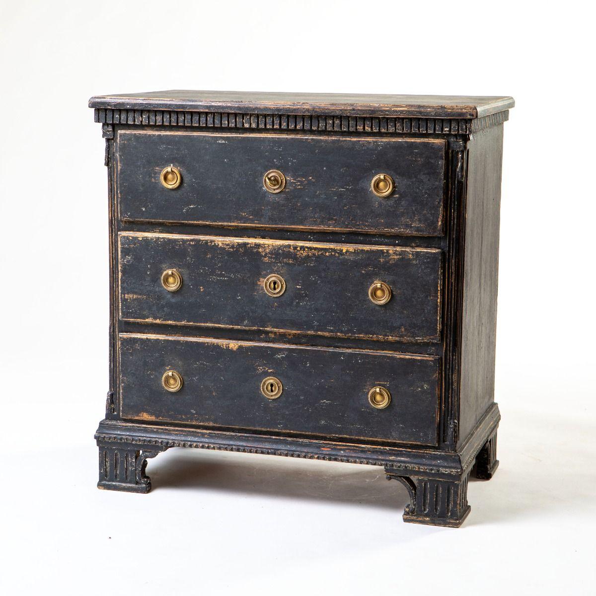 Gustavien Commode danoise en pin de style gustavien (Louis XVI) avec ferrures en laiton d'origine en vente