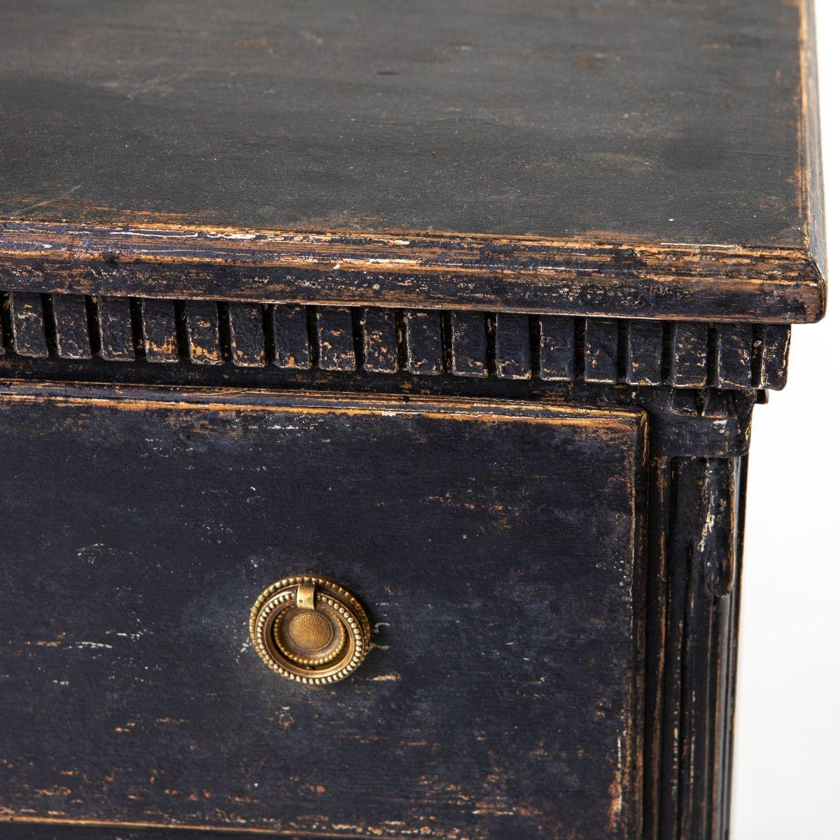 Commode danoise en pin de style gustavien (Louis XVI) avec ferrures en laiton d'origine Bon état - En vente à Kastrup, DK