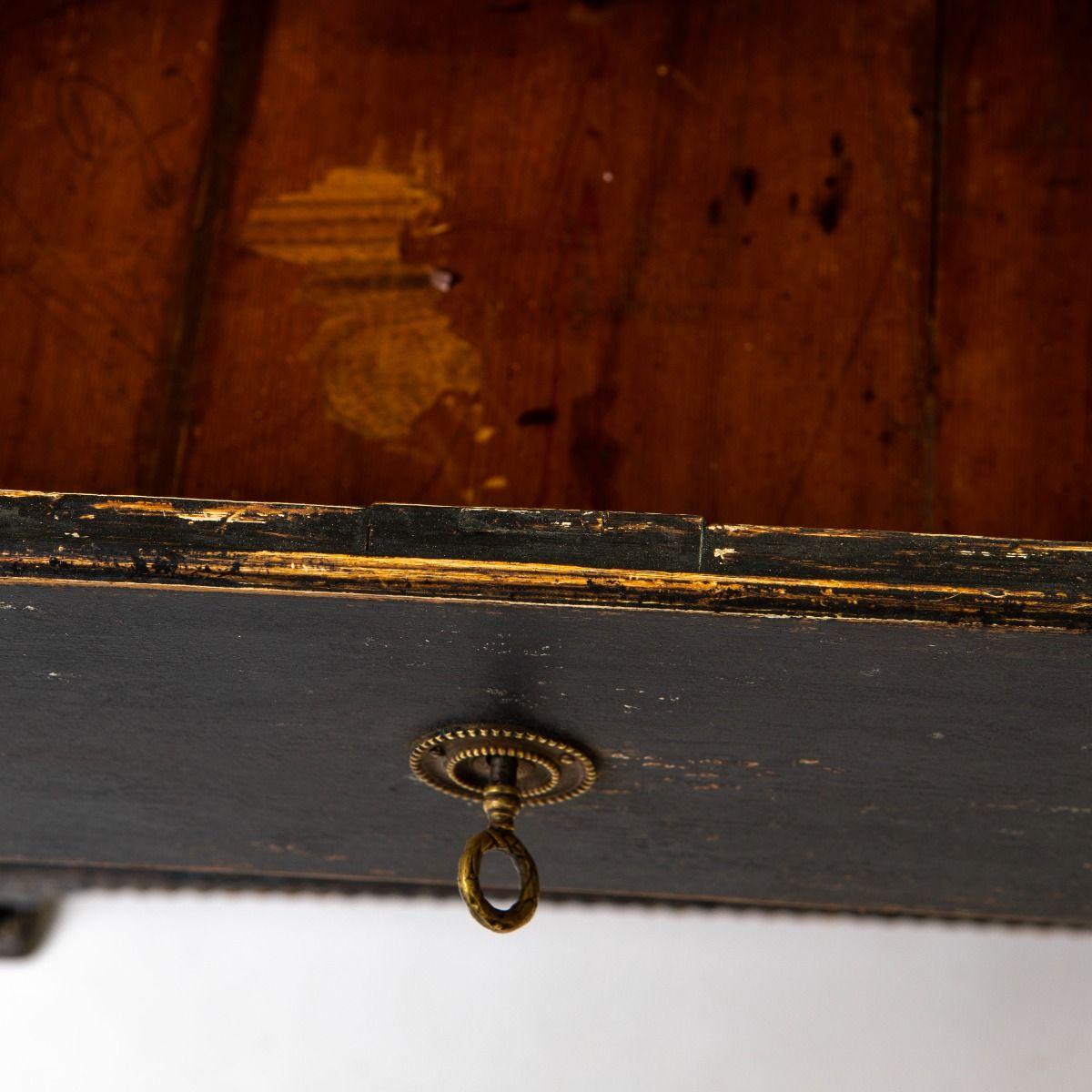 Laiton Commode danoise en pin de style gustavien (Louis XVI) avec ferrures en laiton d'origine en vente