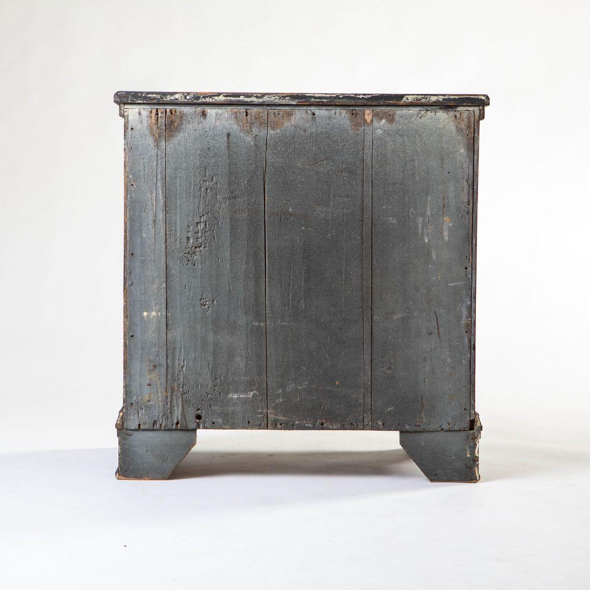 Commode danoise en pin de style gustavien (Louis XVI) avec ferrures en laiton d'origine en vente 2