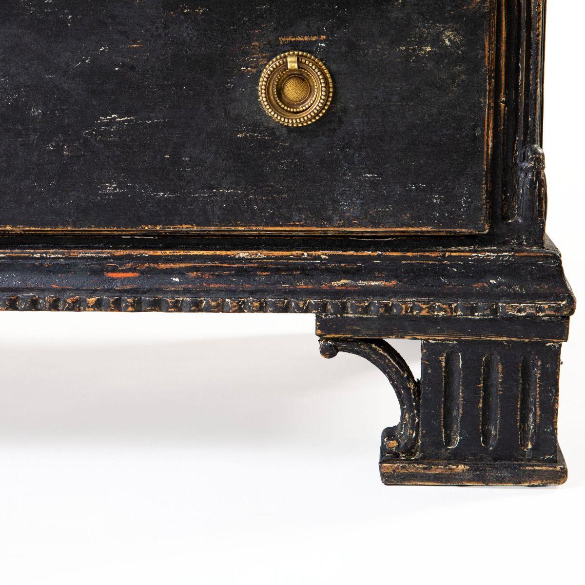 Commode danoise en pin de style gustavien (Louis XVI) avec ferrures en laiton d'origine en vente 1