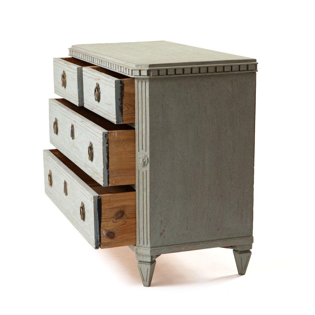 19th Ctr. Swedish Gustavian Chest of Drawers in Light Grey Painted Pine In Good Condition For Sale In Kastrup, DK