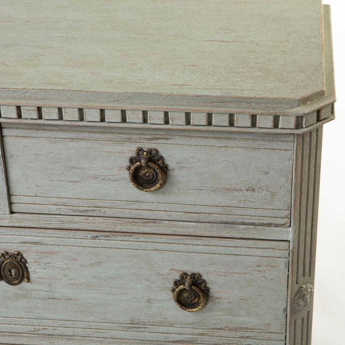 19th Ctr. Swedish Gustavian Chest of Drawers in Light Grey Painted Pine For Sale 1