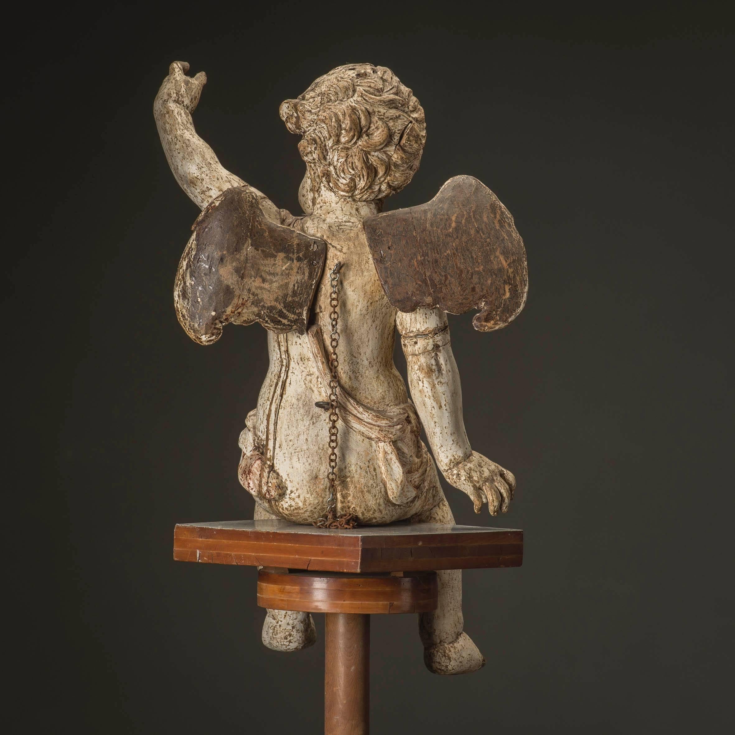 Rare grande Putti baroque assise.
Figurine de Putti en bois de pin sculptée à la main, avec un tissu de longeur, en peinture originale 