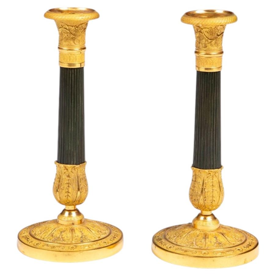 Coppia di candelieri in stile Impero francese in bronzo dorato e patinato, 1810 circa
