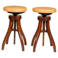 Ein Paar verstellbare Hocker von Fritz Hansen aus massiver Eiche mit hellem Leder