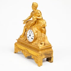 Orologio da camino francese in bronzo dorato con la figura di Orazio, dell'epoca di Carlo X, 1820-1830 circa