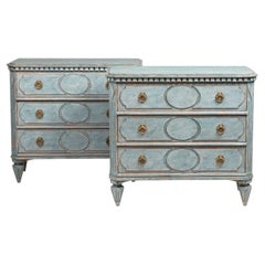 Paire d'élégantes commodes gustaviennes bleu clair