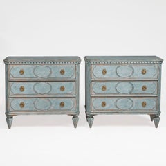 Paire d'élégantes commodes gustaviennes bleu clair