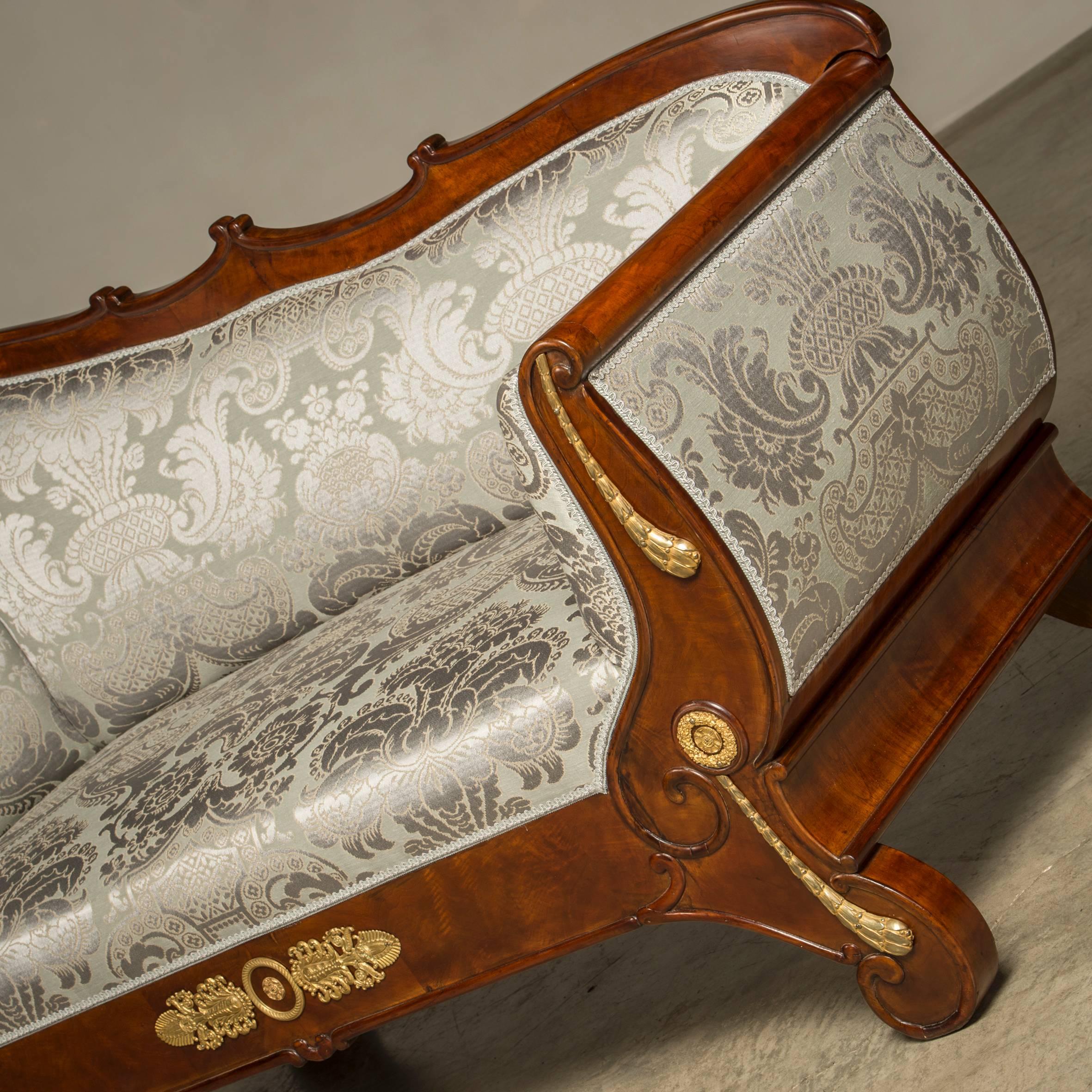 Decorative Louis Philippe recamier in mahogany with original gilded bronze mounting, France, circa 1840. Freestanding. 
Reupholstered with fabric from Nobilis.