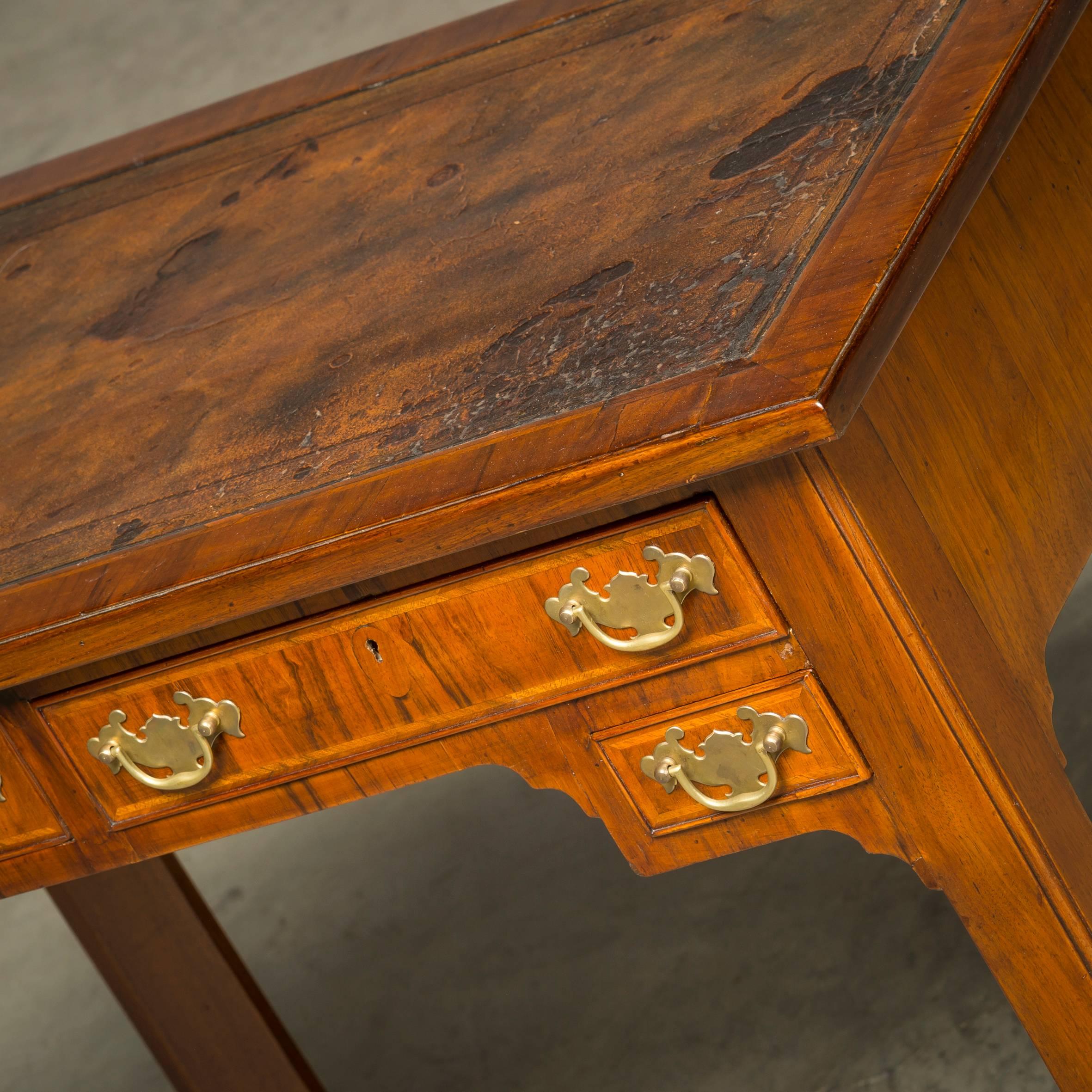 Elegant little 'Lady Desk', George II, in walnut with original brass fittings.
Top with leather.
England, circa 1750.
Beautiful patina.