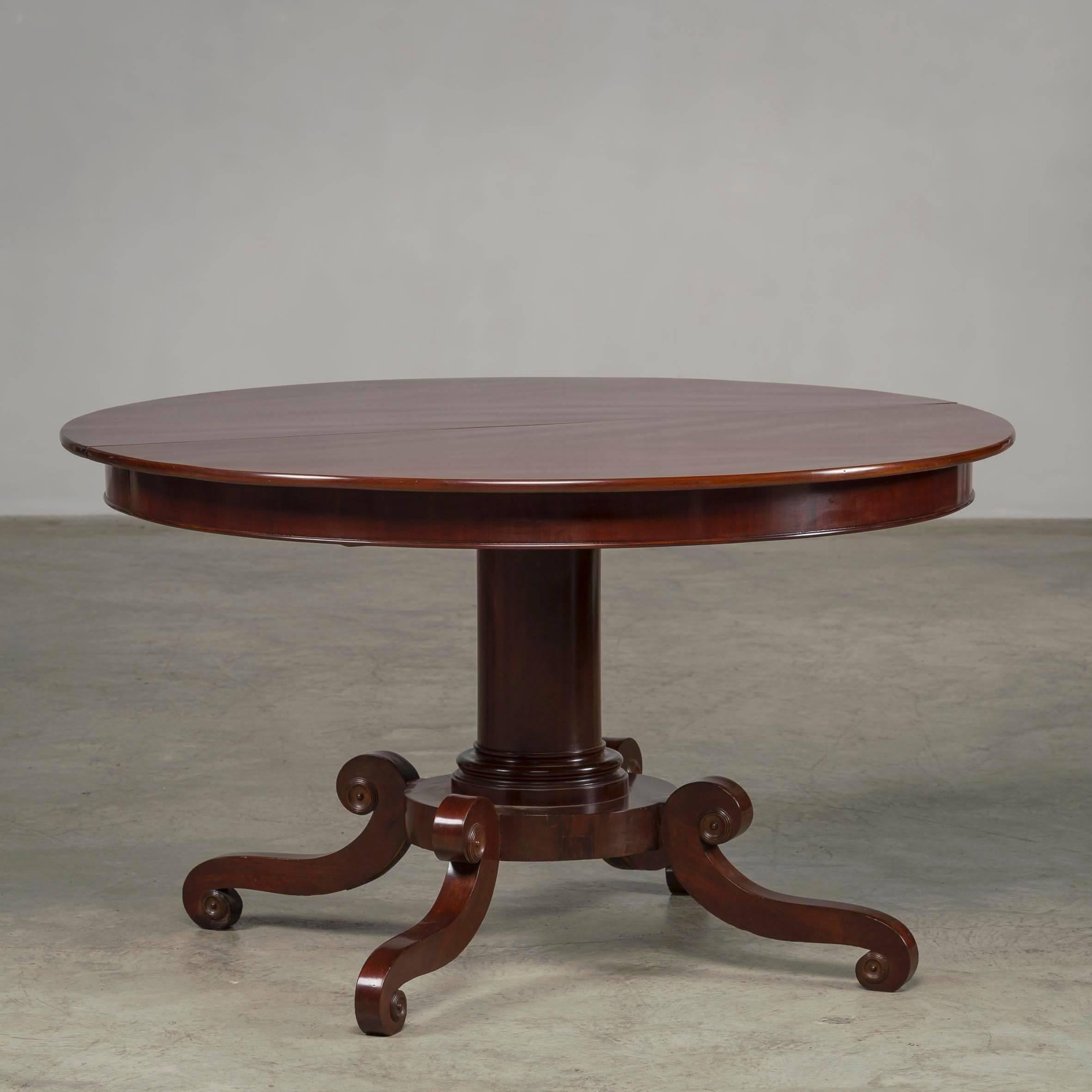 Architectural and elegantly done late Empire dining table in Cuban mahogany with five extension leaves. Copenhagen 1820-1830.

Measures: H 77 cm /diameter 132 cm (+5 extension leaves of 60 cm). 
Full length with all five extension leaves 432 cm.