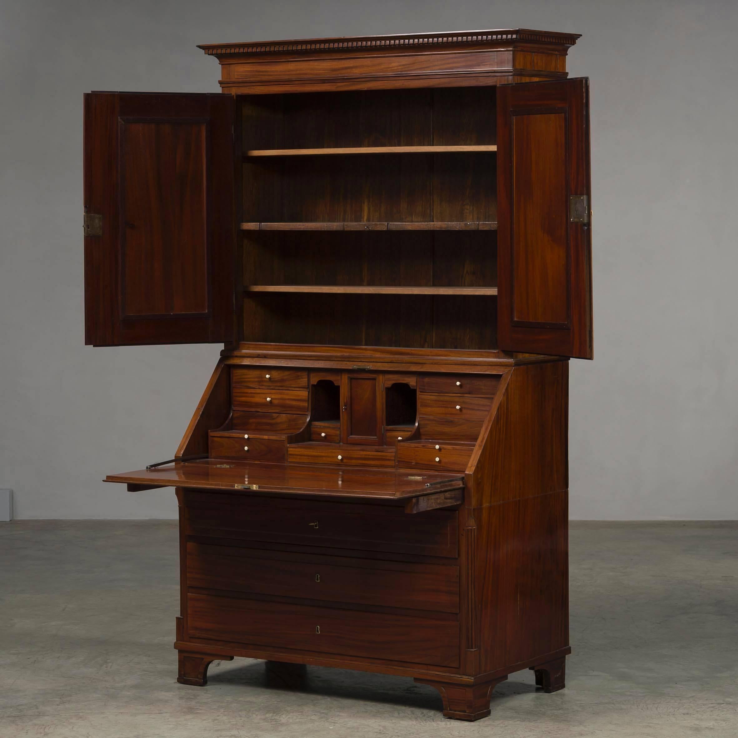 Louis XVI bureau made in Cuban mahogany.
Top cabinet as well as the base with fluted quarter columns.
Copenhagen Denmark, circa 1780.