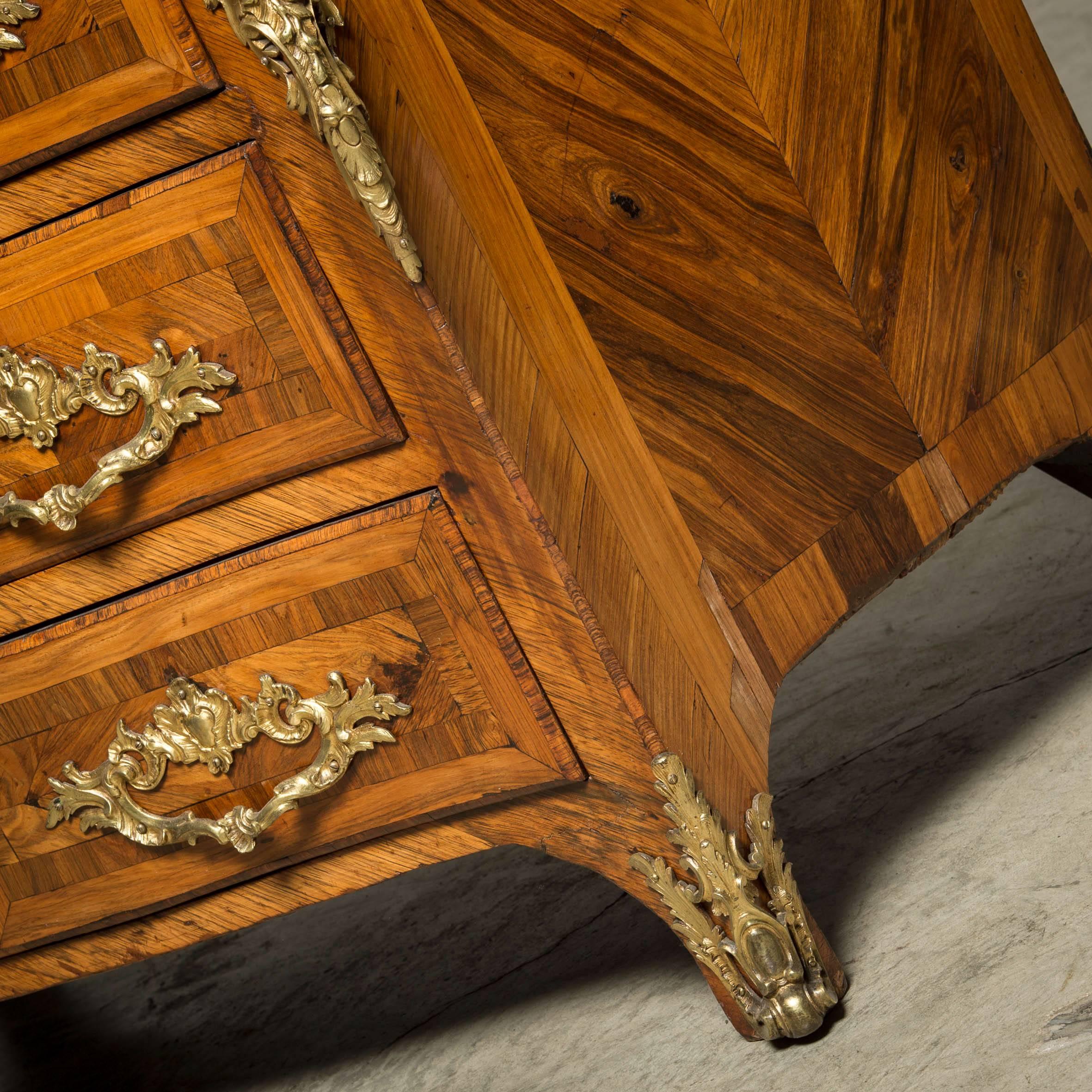 Louis XV Walnut Marquetry and Gilt Bronze Mounted Chest of Drawers In Excellent Condition In Kastrup, DK