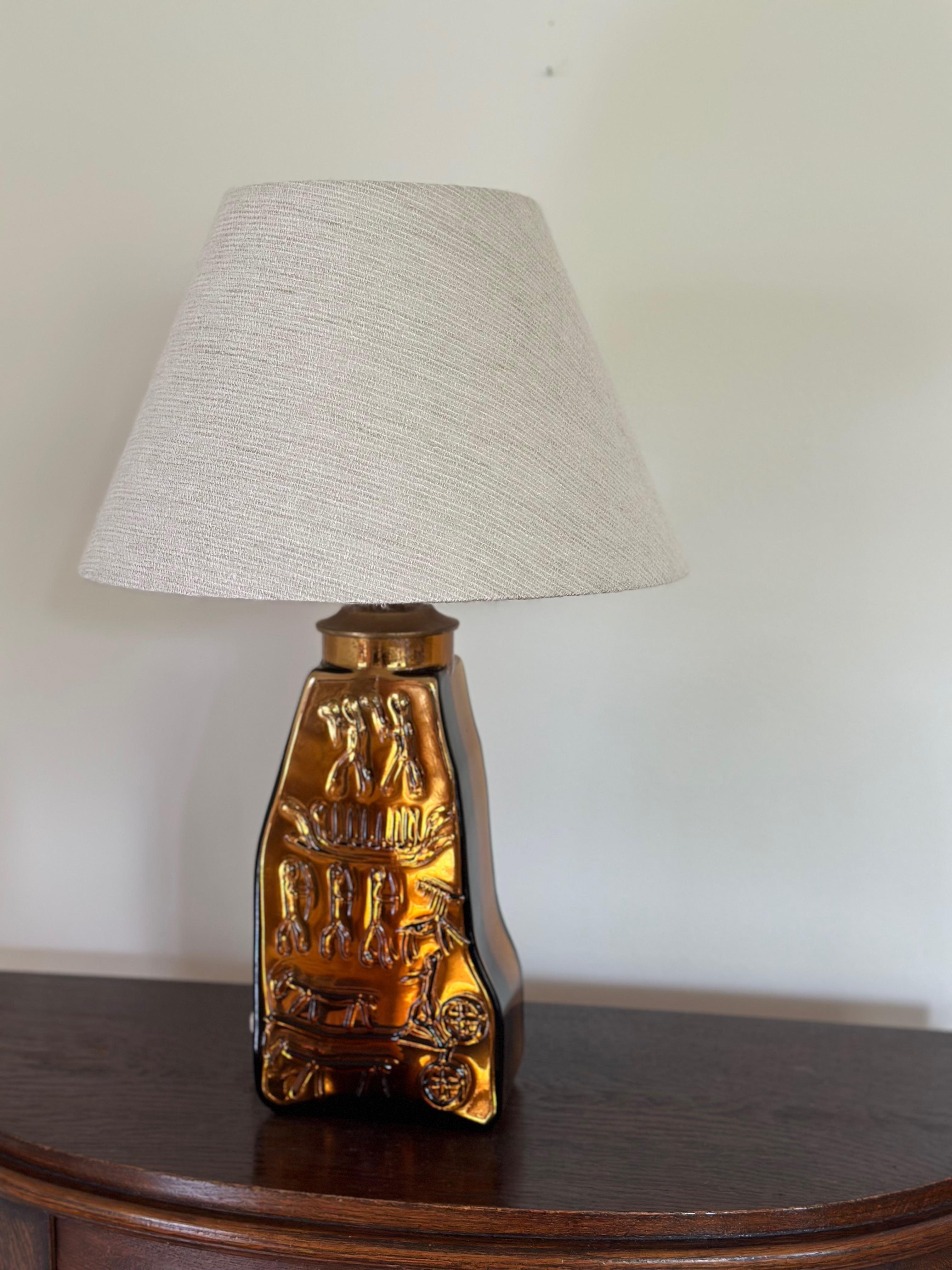 Mid-Century Modern Lampe de table suédoise du milieu du siècle en verre ambré. 1960's. en vente