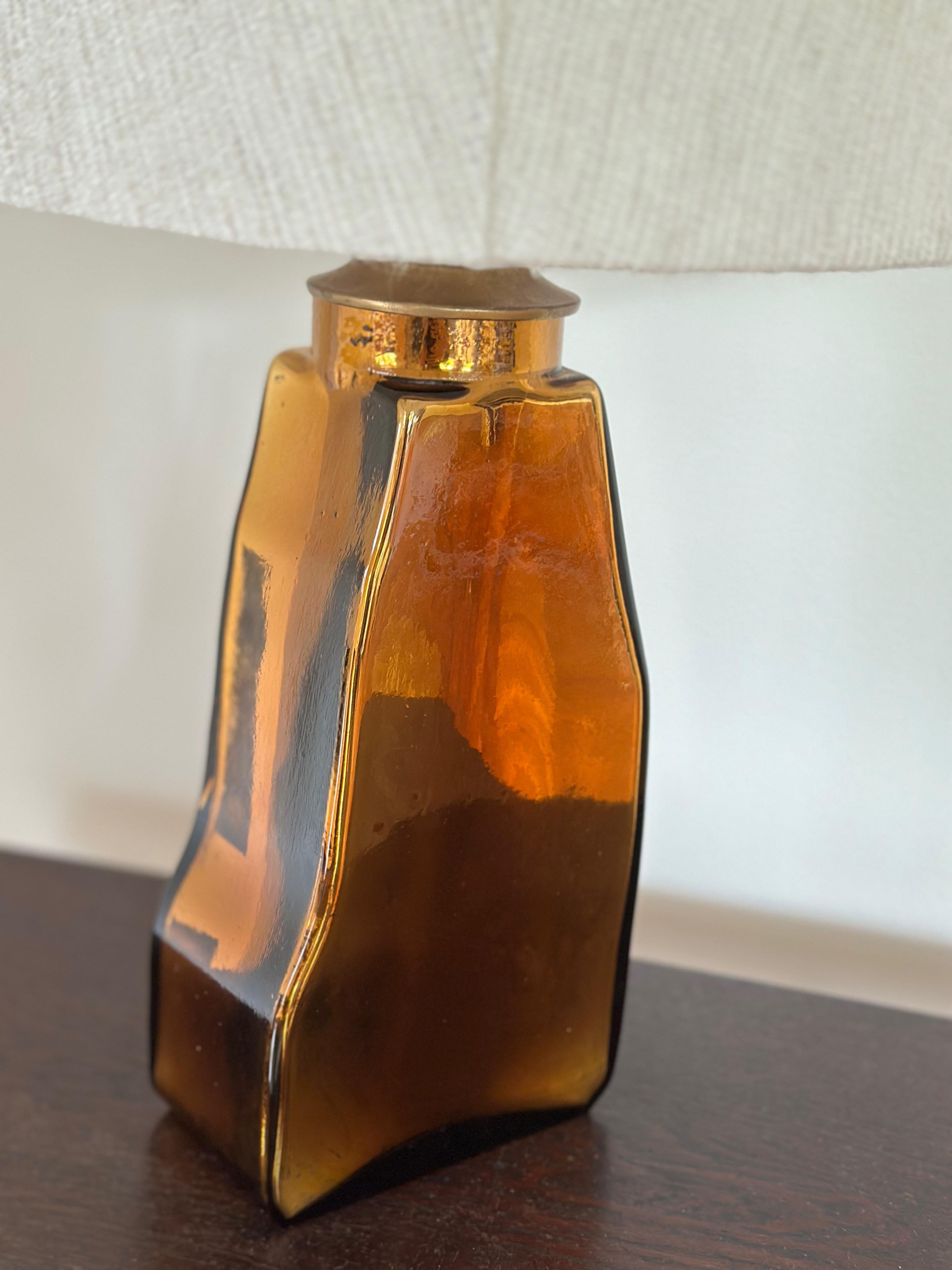 Milieu du XXe siècle Lampe de table suédoise du milieu du siècle en verre ambré. 1960's. en vente