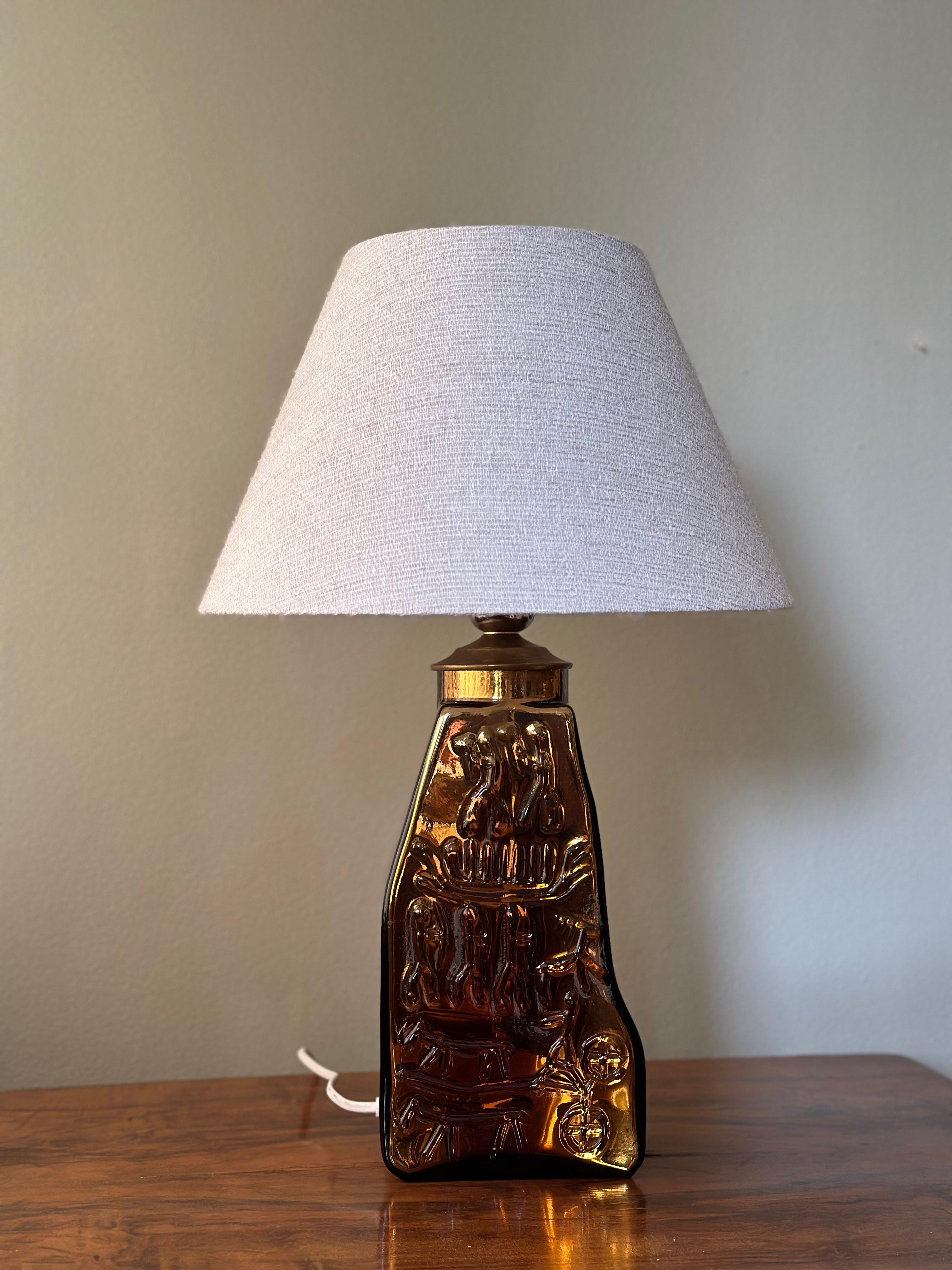 Lampe de table suédoise du milieu du siècle en verre ambré. 1960's. en vente 2