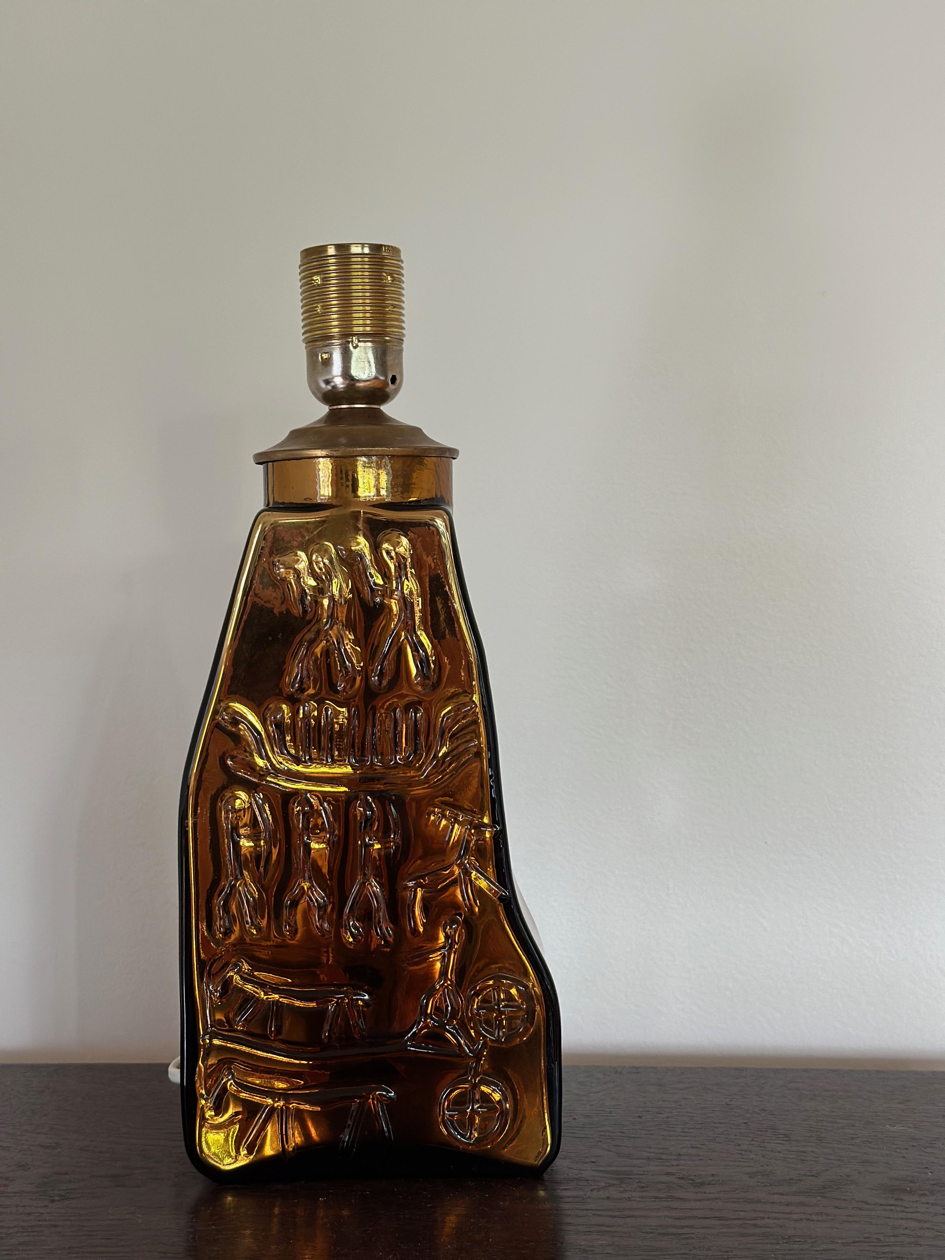 Verre d'art Lampe de table suédoise du milieu du siècle en verre ambré. 1960's. en vente