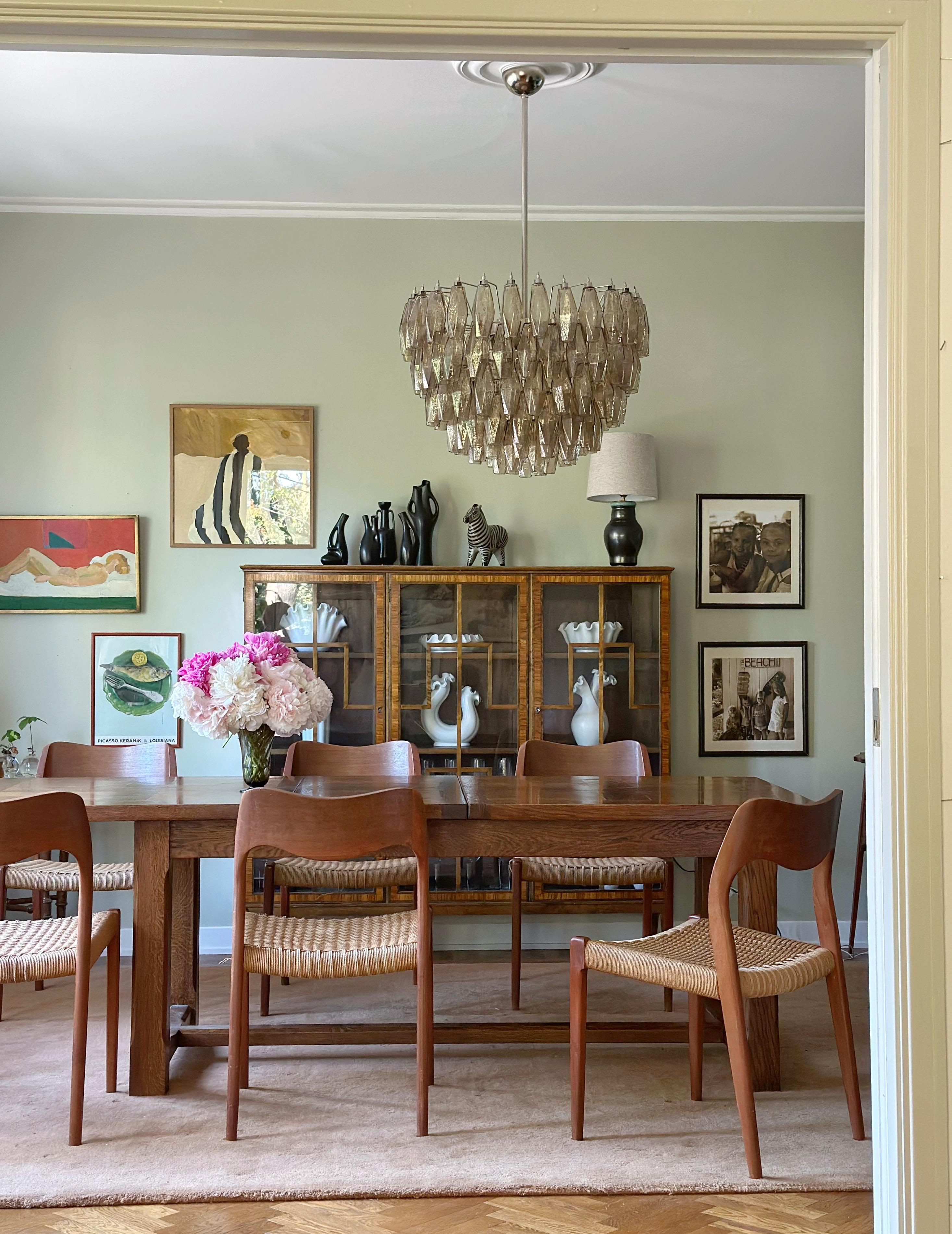 Italiano Coppia di lampadari di Murano color sabbia in stile Carlo Scarpa con accessori cromati in vendita