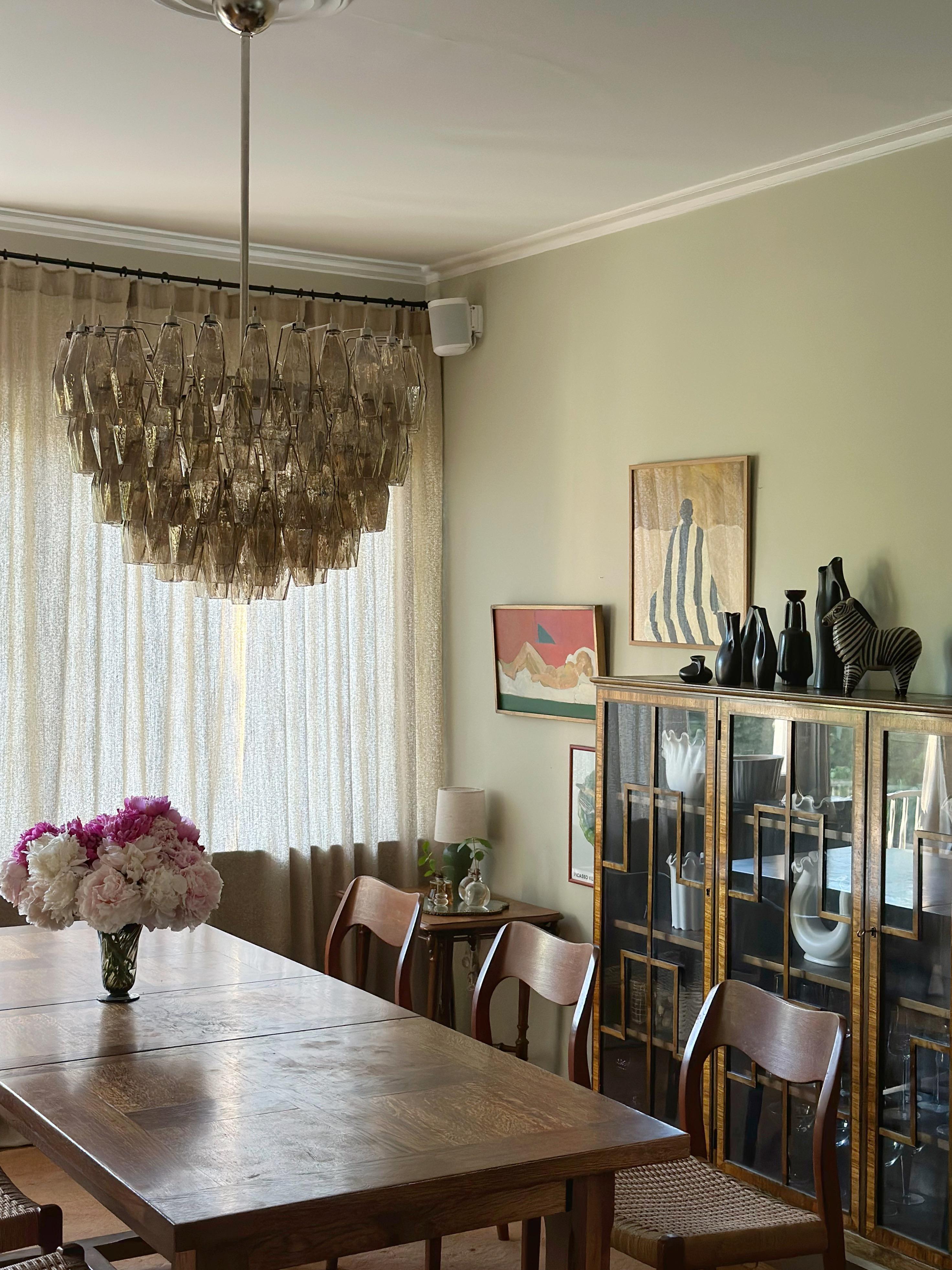 Coppia di lampadari di Murano color sabbia in stile Carlo Scarpa con accessori cromati In condizioni ottime in vendita a Bromma, SE