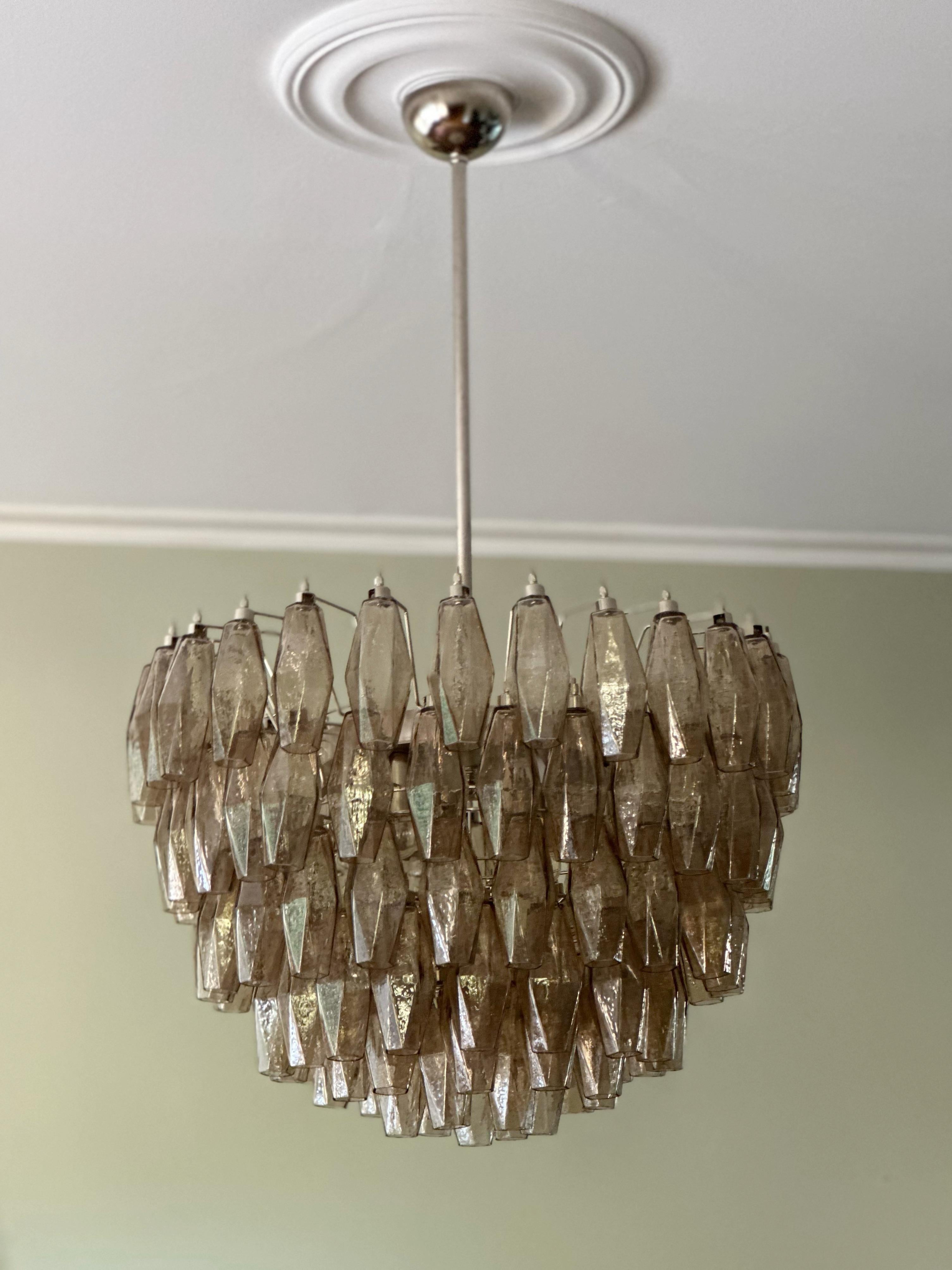 XXI secolo e contemporaneo Coppia di lampadari di Murano color sabbia in stile Carlo Scarpa con accessori cromati in vendita