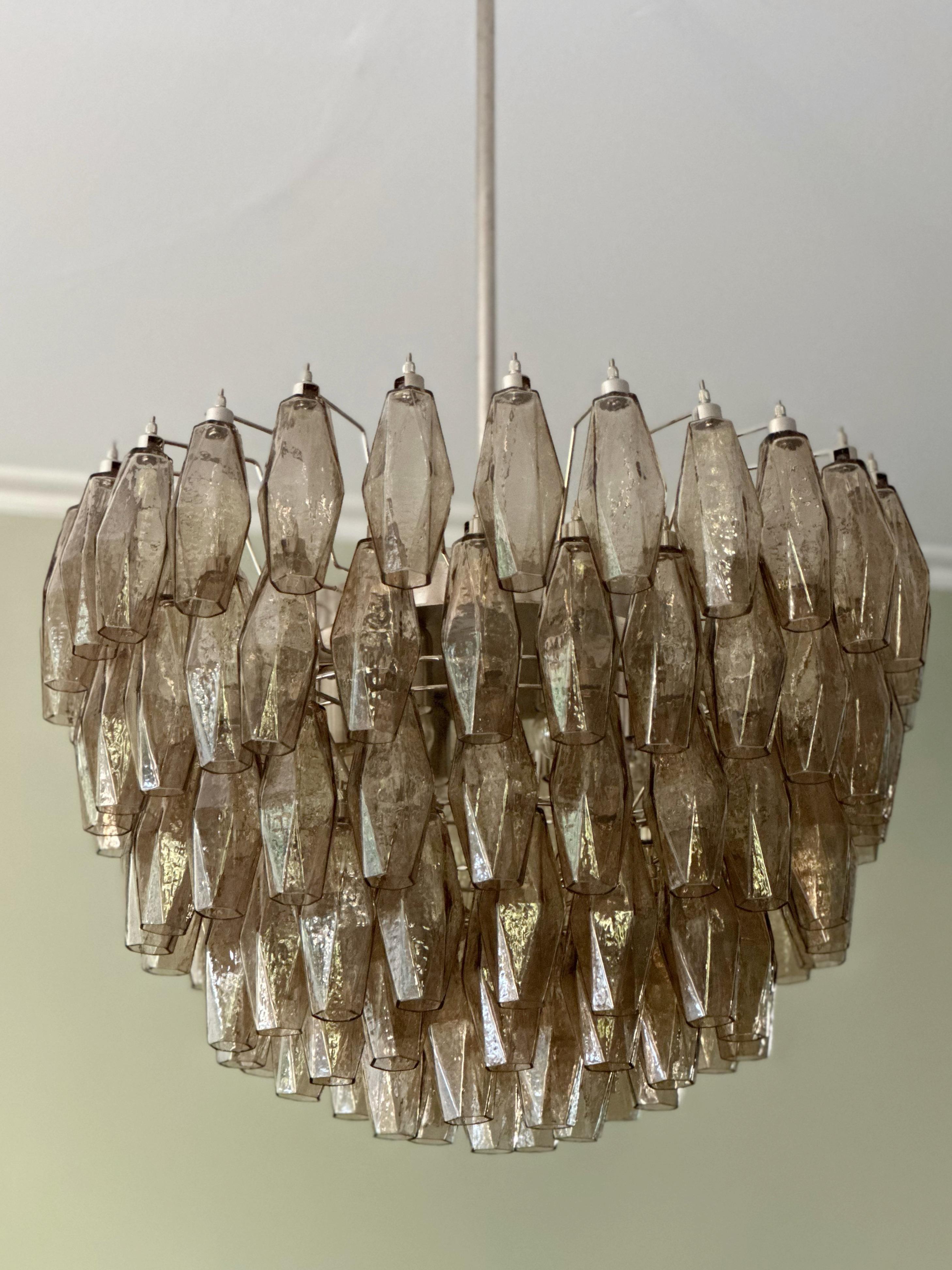 Vetro Coppia di lampadari di Murano color sabbia in stile Carlo Scarpa con accessori cromati in vendita