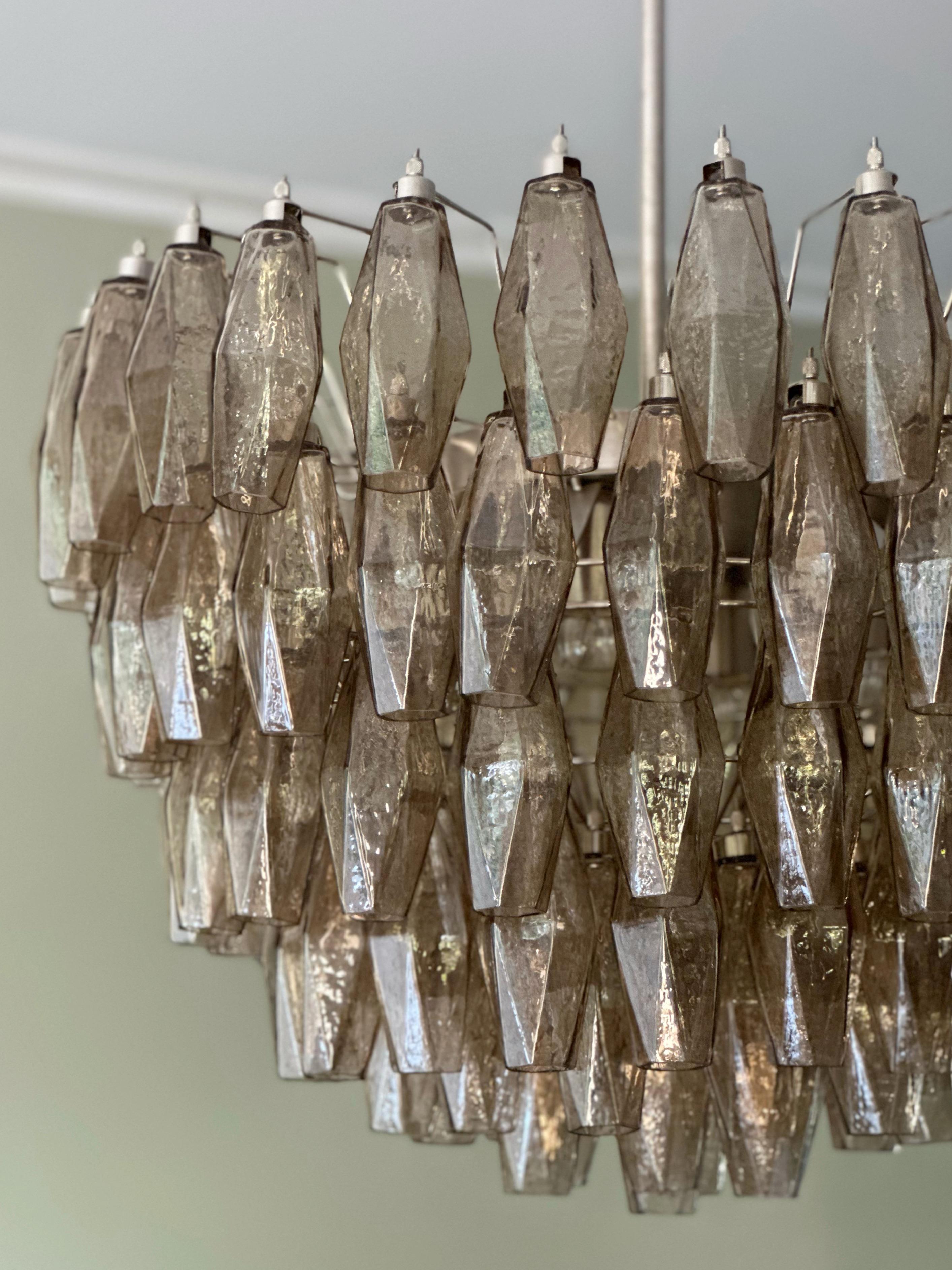 Coppia di lampadari di Murano color sabbia in stile Carlo Scarpa con accessori cromati in vendita 2